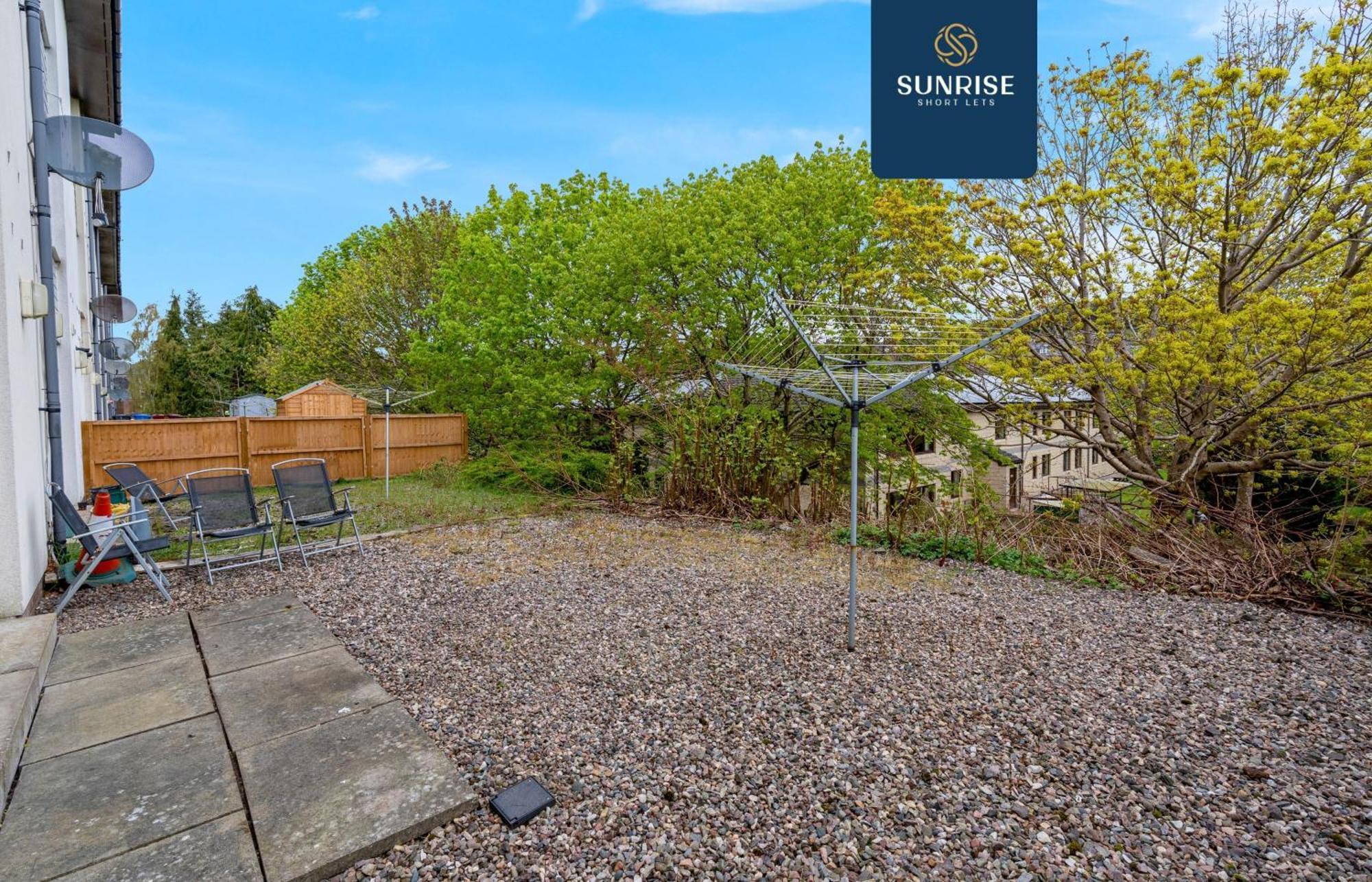 Friary Townhouse - 5 Double Bedrooms, 4 Bathrooms, Gym, Games, Garden, Fully Equipped, Free Parking, Location, Contractors And Trades People Favourite, Invoice And Reduced Price Only Via Sunrise Short Lets *