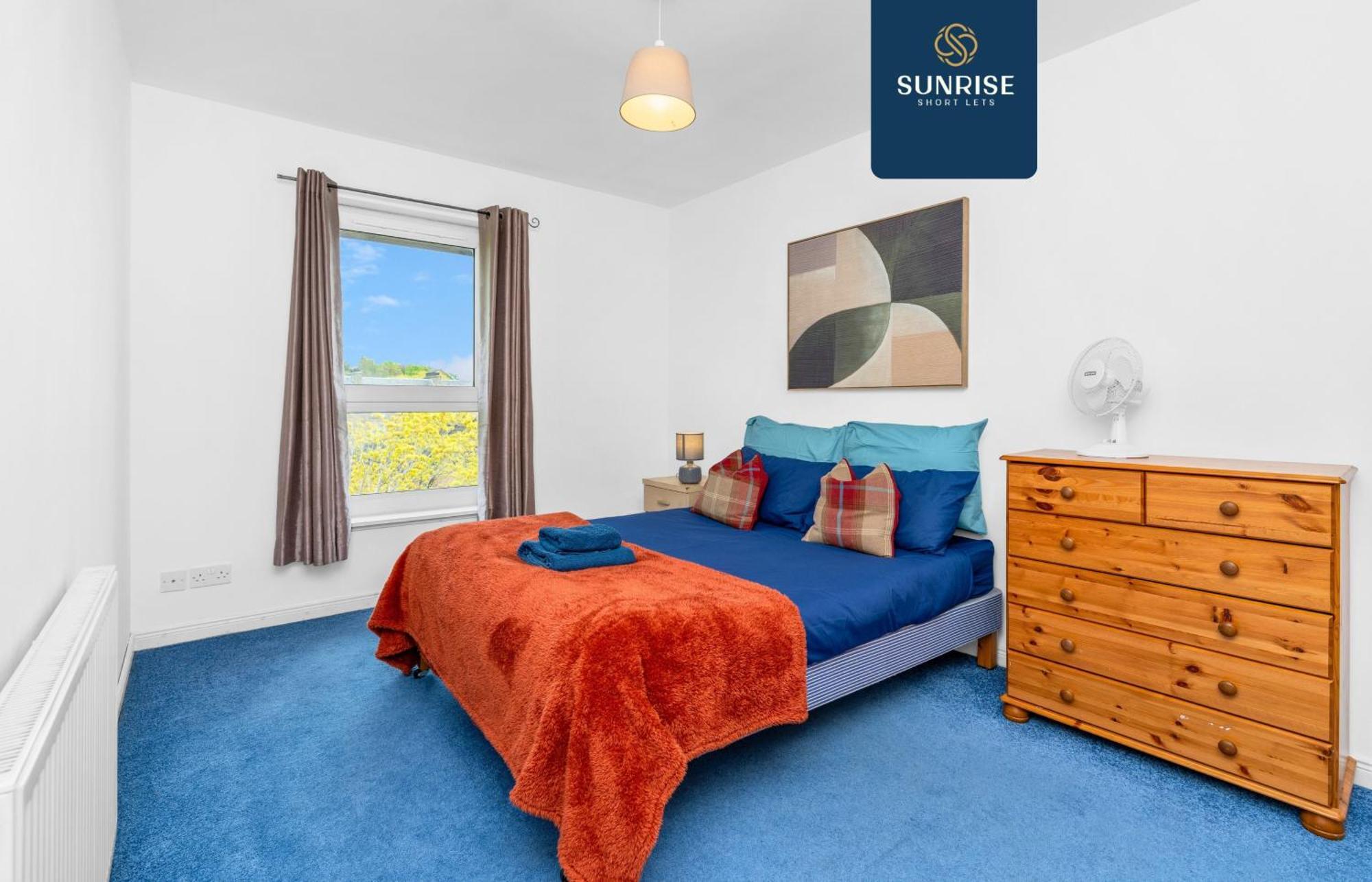 Friary Townhouse - 5 Double Bedrooms, 4 Bathrooms, Gym, Games, Garden, Fully Equipped, Free Parking, Location, Contractors And Trades People Favourite, Invoice And Reduced Price Only Via Sunrise Short Lets Dundee
