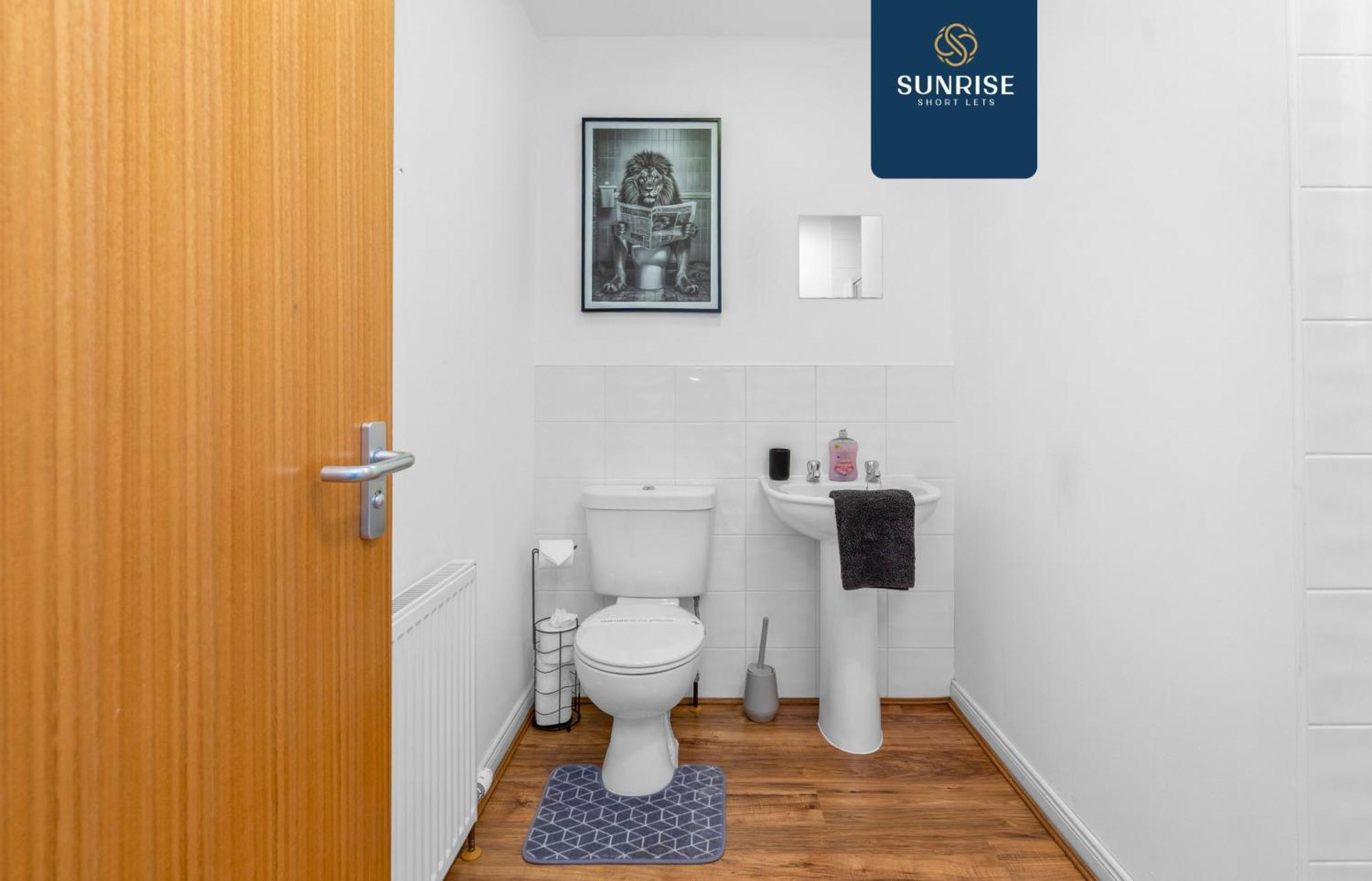 Friary Townhouse - 5 Double Bedrooms, 4 Bathrooms, Gym, Games, Garden, Fully Equipped, Free Parking, Location, Contractors And Trades People Favourite, Invoice And Reduced Price Only Via Sunrise Short Lets * Dundee
