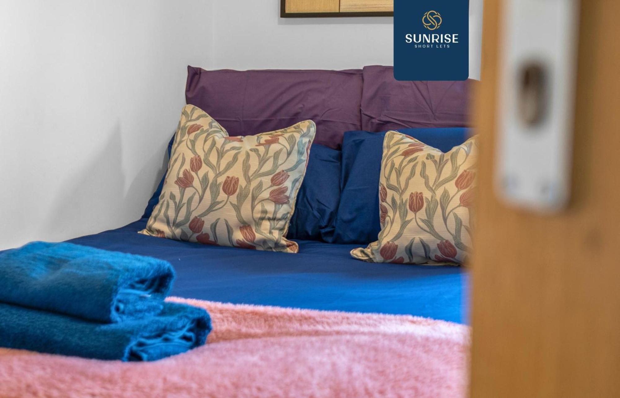 Friary Townhouse - 5 Double Bedrooms, 4 Bathrooms, Gym, Games, Garden, Fully Equipped, Free Parking, Location, Contractors And Trades People Favourite, Invoice And Reduced Price Only Via Sunrise Short Lets Villa