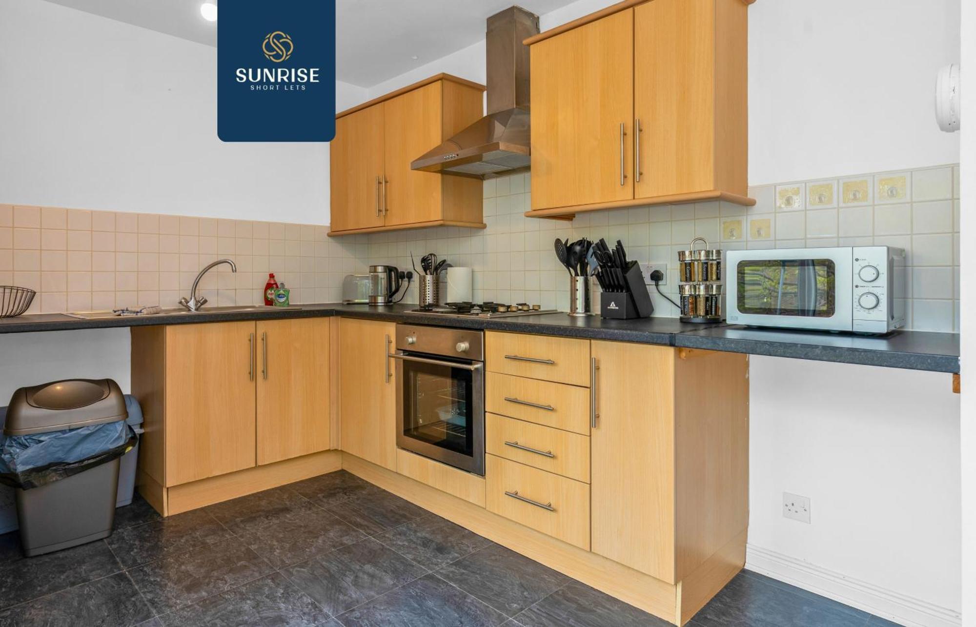 Friary Townhouse - 5 Double Bedrooms, 4 Bathrooms, Gym, Games, Garden, Fully Equipped, Free Parking, Location, Contractors And Trades People Favourite, Invoice And Reduced Price Only Via Sunrise Short Lets Villa