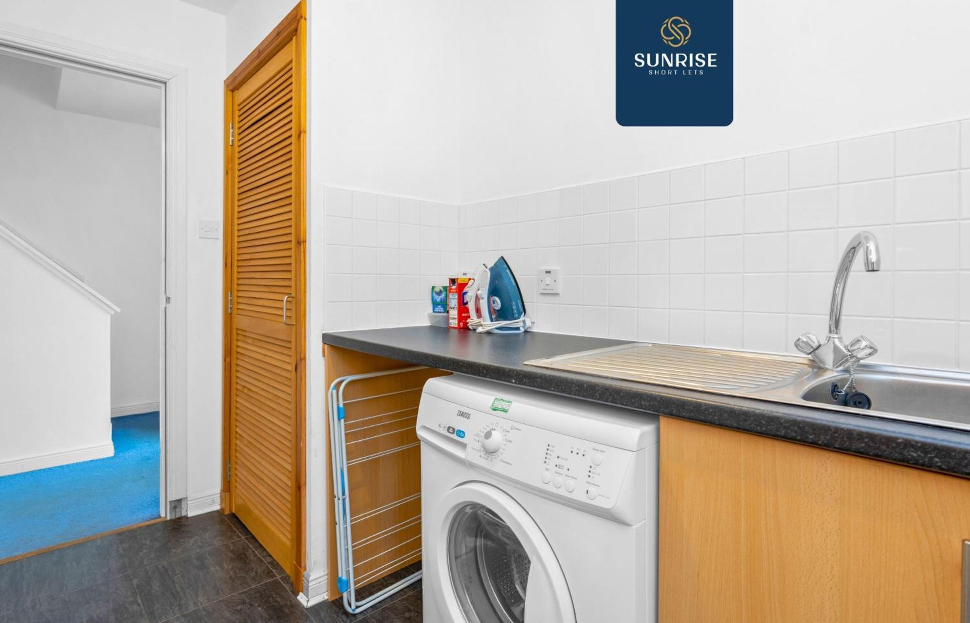 Friary Townhouse - 5 Double Bedrooms, 4 Bathrooms, Gym, Games, Garden, Fully Equipped, Free Parking, Location, Contractors And Trades People Favourite, Invoice And Reduced Price Only Via Sunrise Short Lets * Dundee