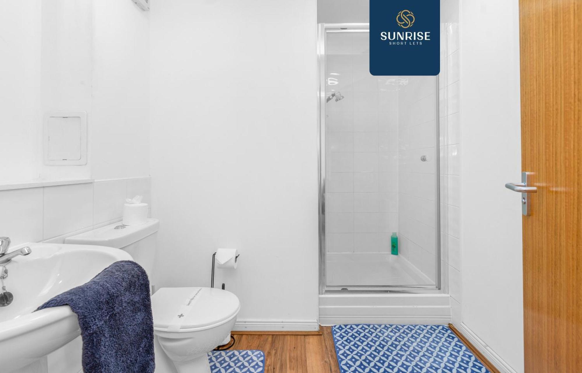 Friary Townhouse - 5 Double Bedrooms, 4 Bathrooms, Gym, Games, Garden, Fully Equipped, Free Parking, Location, Contractors And Trades People Favourite, Invoice And Reduced Price Only Via Sunrise Short Lets *