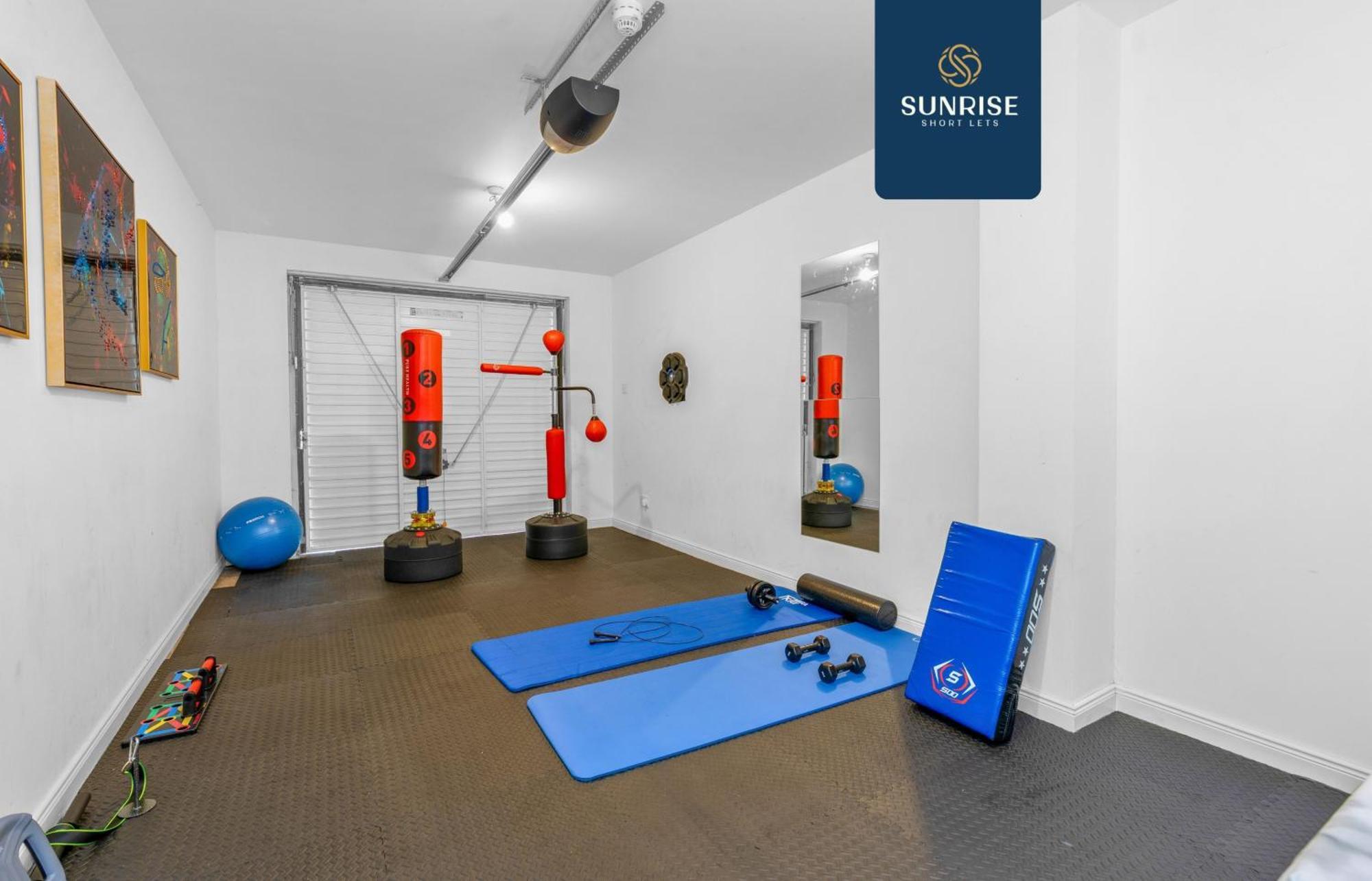 Villa Friary Townhouse - 5 Double Bedrooms, 4 Bathrooms, Gym, Games, Garden, Fully Equipped, Free Parking, Location, Contractors And Trades People Favourite, Invoice And Reduced Price Only Via Sunrise Short Lets Dundee