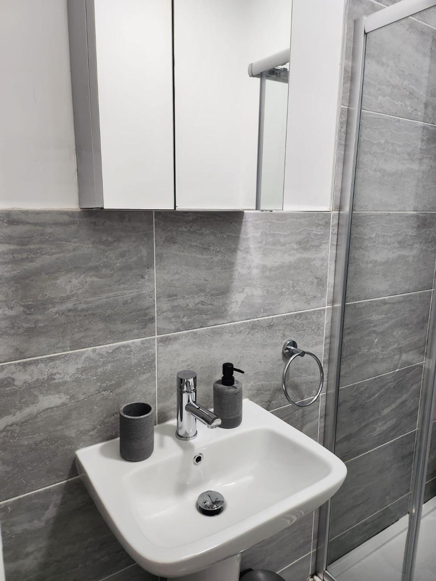 Apartment - 1 Bed - Sleeps 4 - Pet Friendly *