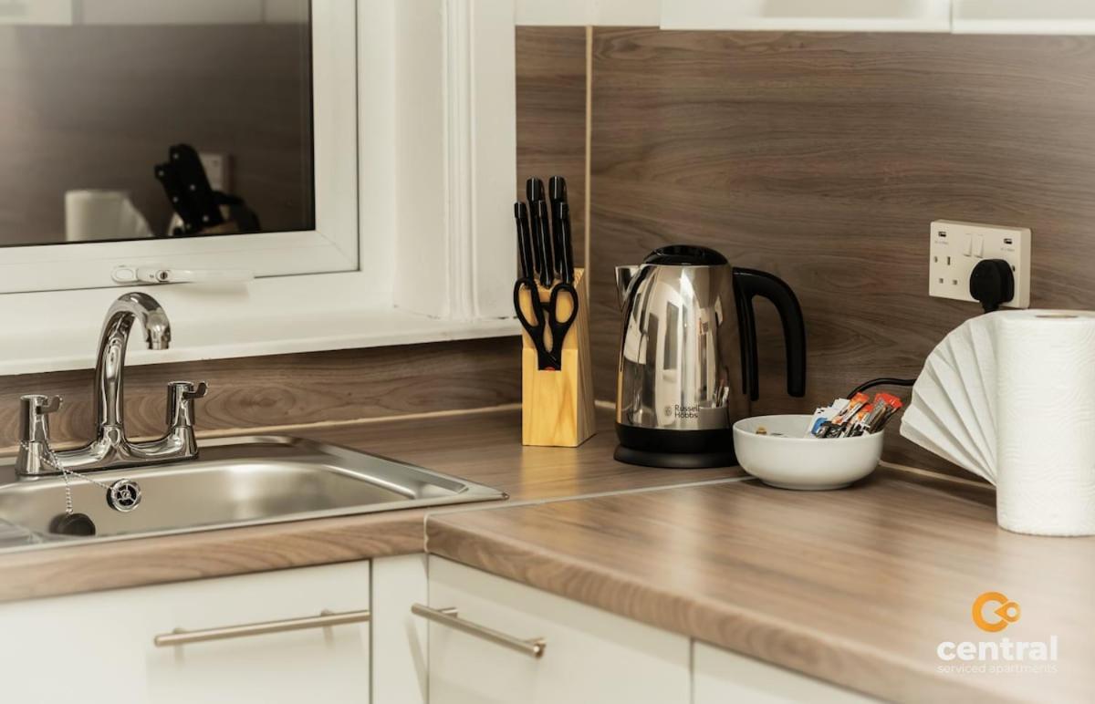Smart Tvs In - Wifi - Free Parking - 2 Double Beds - Smart Tvs In - Spacious And Modern - Ideal Relocation Or Contractor *