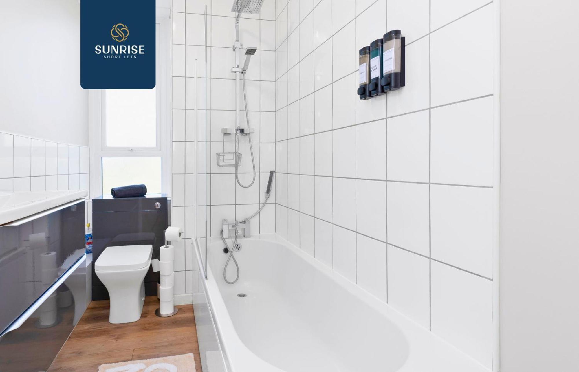Baldovan Heights - 3 Rooms, 6 Beds, Tv's And Fans Each Room, Fully Equipped, 5 Mins To Centre And Ring Road, Perfectly Suited To Groups And Long Stays, Invoice And Reduced Price Only Via Sunrise Short Lets Dundee