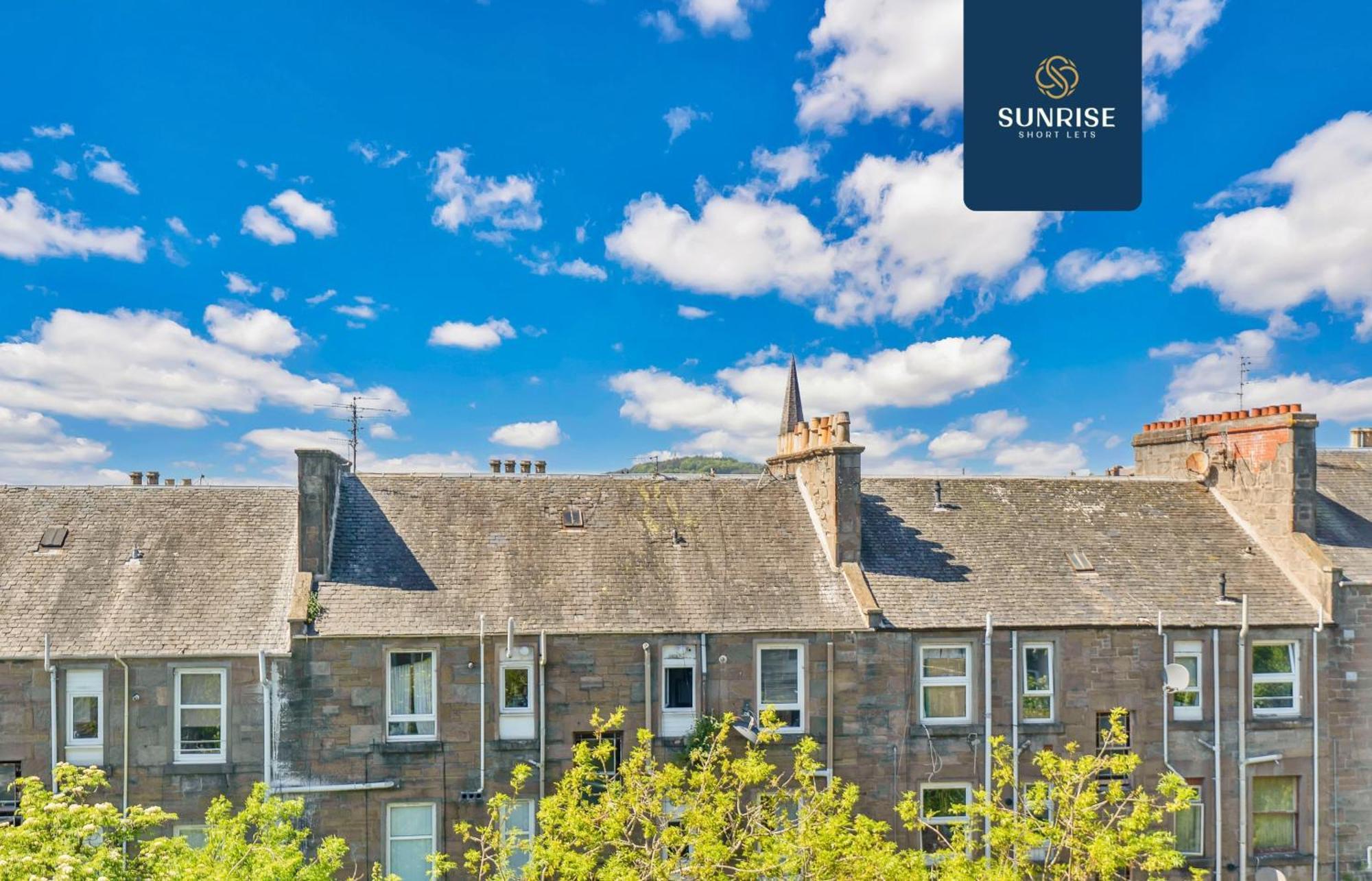 Baldovan Heights - 3 Rooms, 6 Beds, Tv's And Fans Each Room, Fully Equipped, 5 Mins To Centre And Ring Road, Perfectly Suited To Groups And Long Stays, Invoice And Reduced Price Only Via Sunrise Short Lets