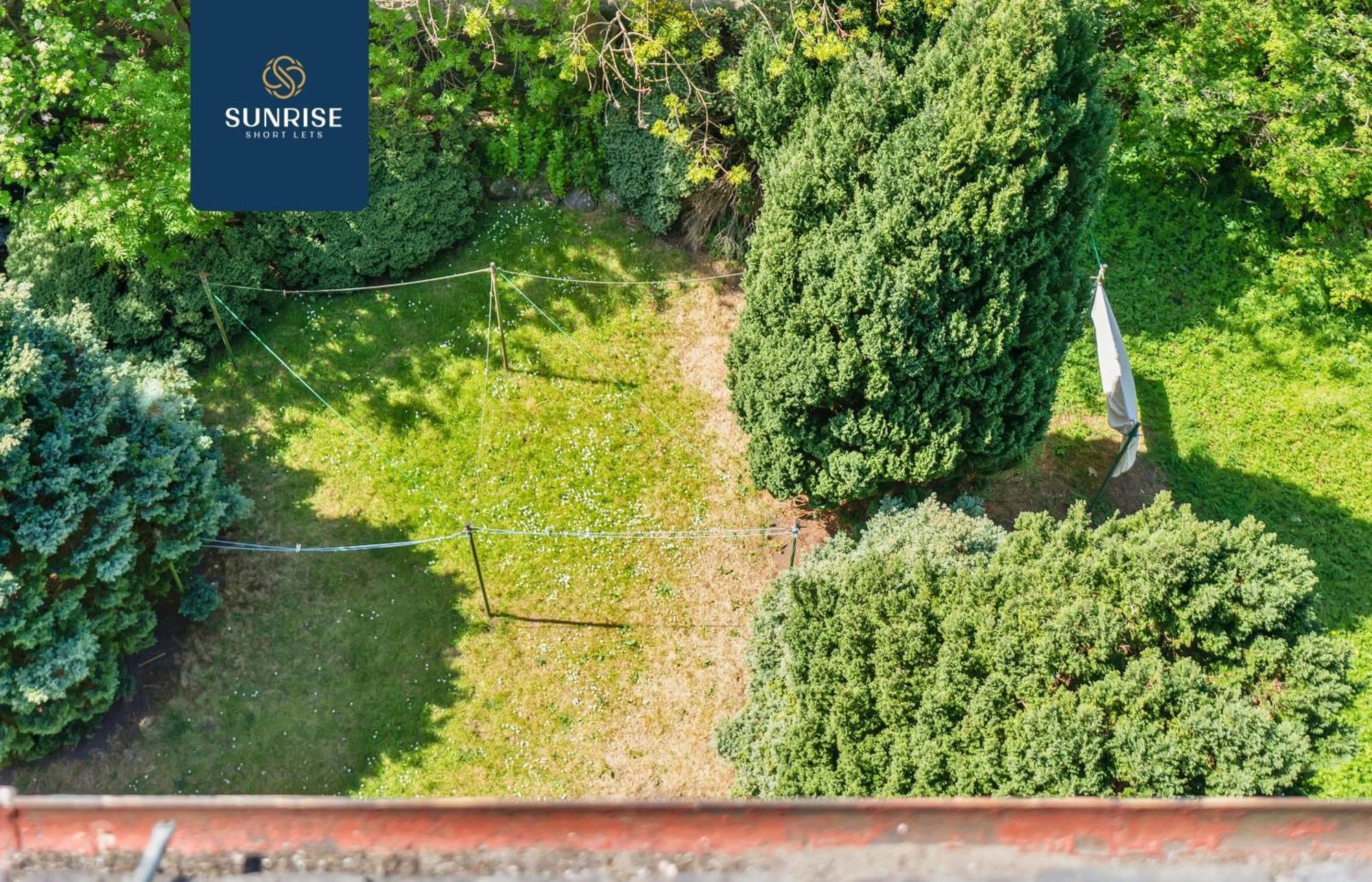 Baldovan Heights - 3 Rooms, 6 Beds, Tv's And Fans Each Room, Fully Equipped, 5 Mins To Centre And Ring Road, Perfectly Suited To Groups And Long Stays, Invoice And Reduced Price Only Via Sunrise Short Lets Dundee