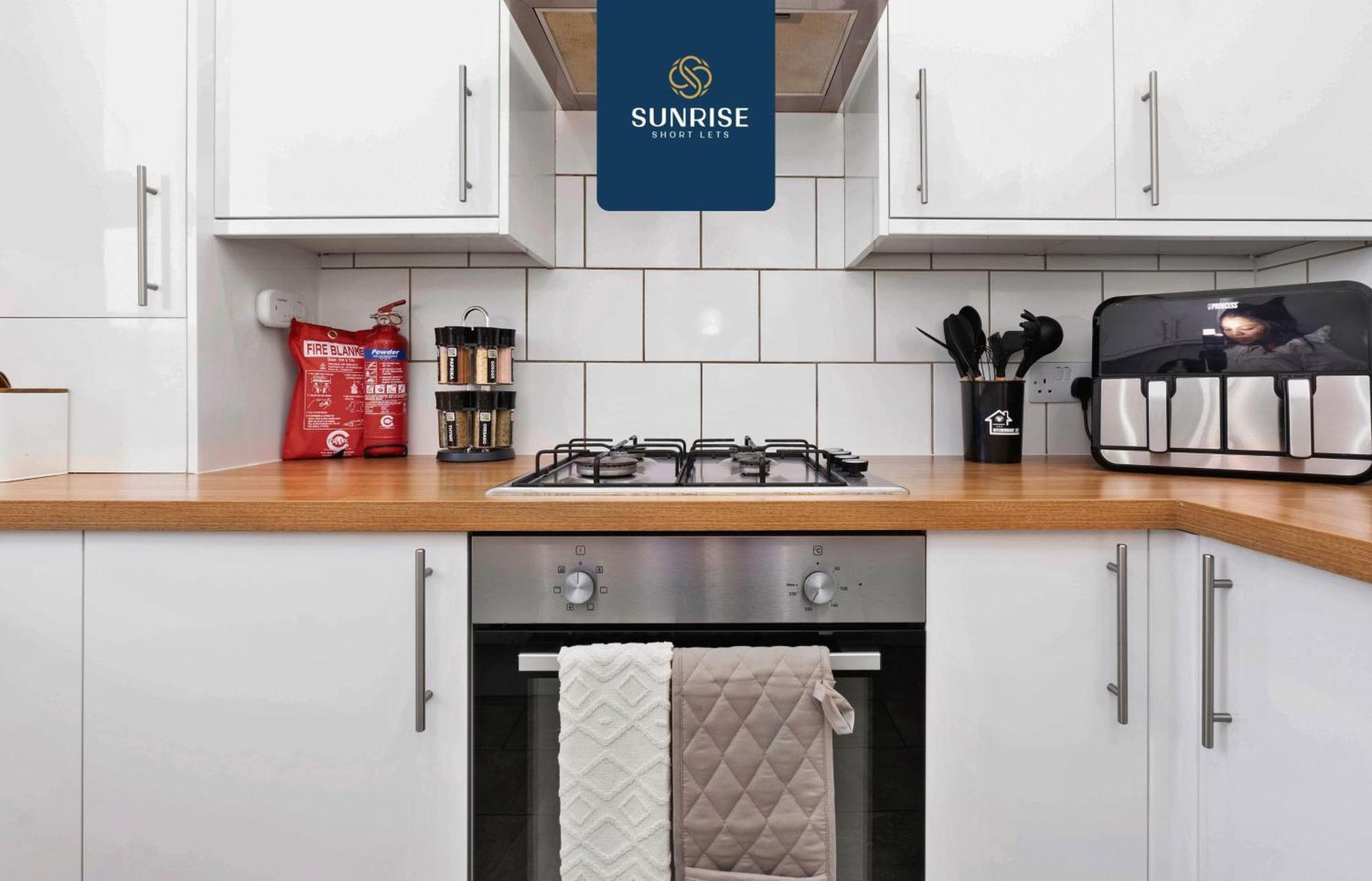Baldovan Heights - 3 Rooms, 6 Beds, Tv's And Fans Each Room, Fully Equipped, 5 Mins To Centre And Ring Road, Perfectly Suited To Groups And Long Stays, Invoice And Reduced Price Only Via Sunrise Short Lets * Dundee
