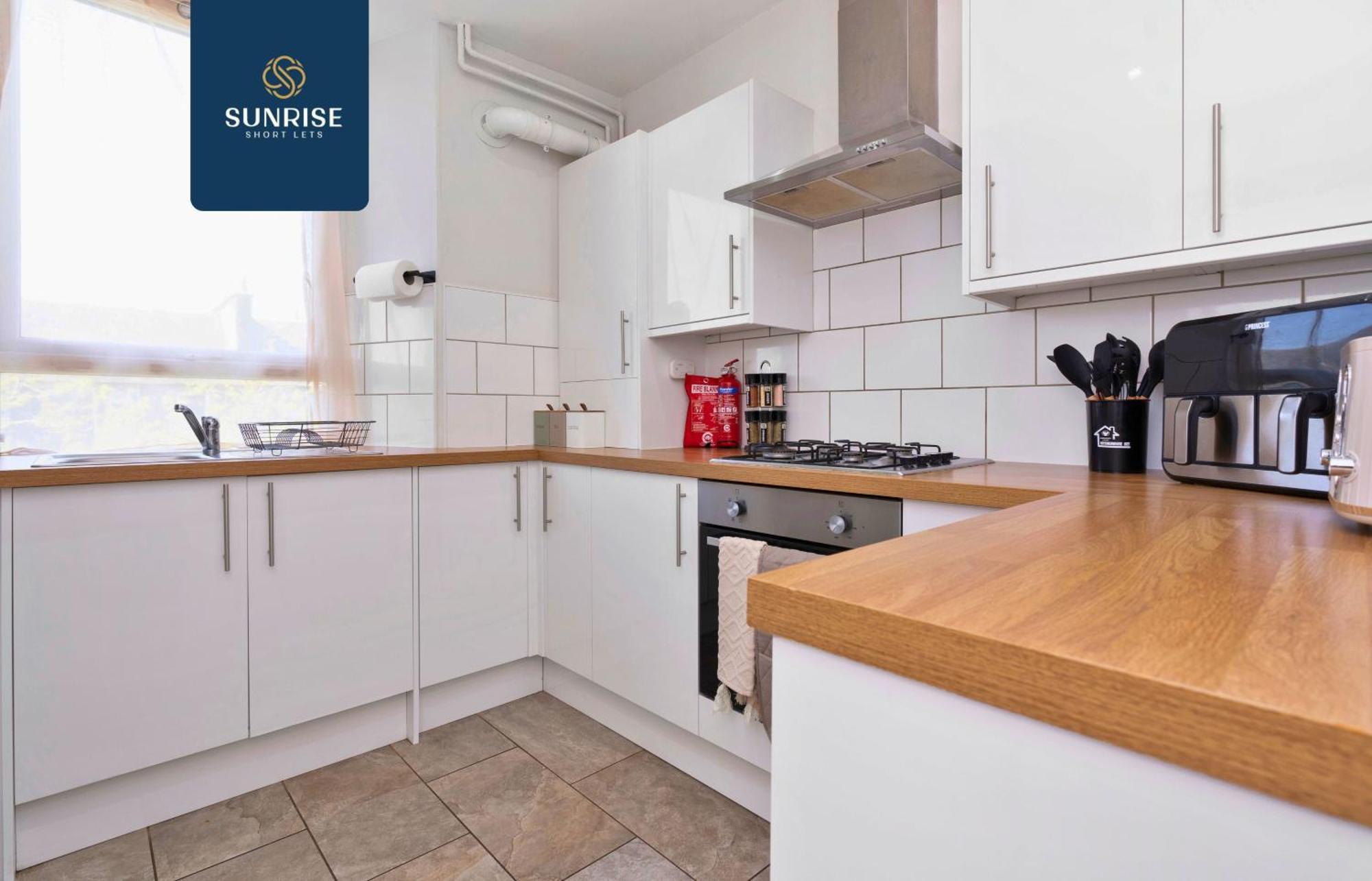 Baldovan Heights - 3 Rooms, 6 Beds, Tv's And Fans Each Room, Fully Equipped, 5 Mins To Centre And Ring Road, Perfectly Suited To Groups And Long Stays, Invoice And Reduced Price Only Via Sunrise Short Lets Dundee