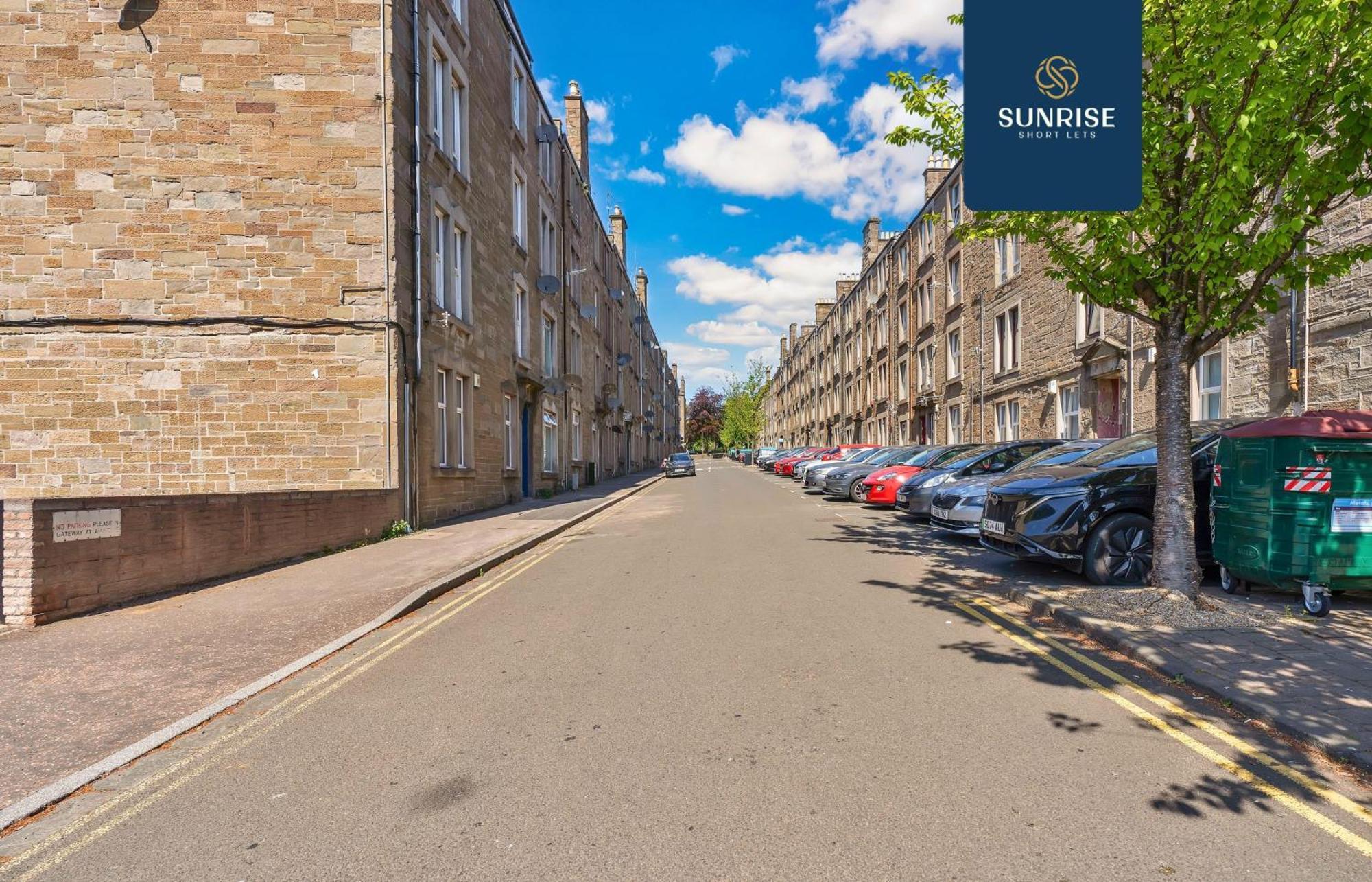 Baldovan Heights - 3 Rooms, 6 Beds, Tv's And Fans Each Room, Fully Equipped, 5 Mins To Centre And Ring Road, Perfectly Suited To Groups And Long Stays, Invoice And Reduced Price Only Via Sunrise Short Lets * Dundee