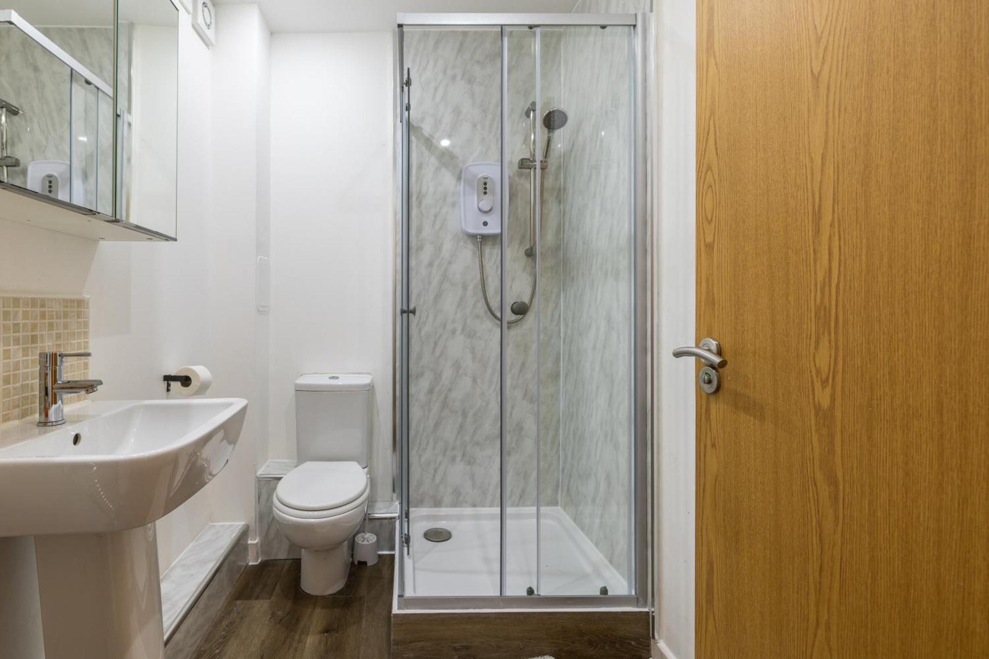 Dundee City Centre Apartment - 3 Bedrooms Sleeps 6 *