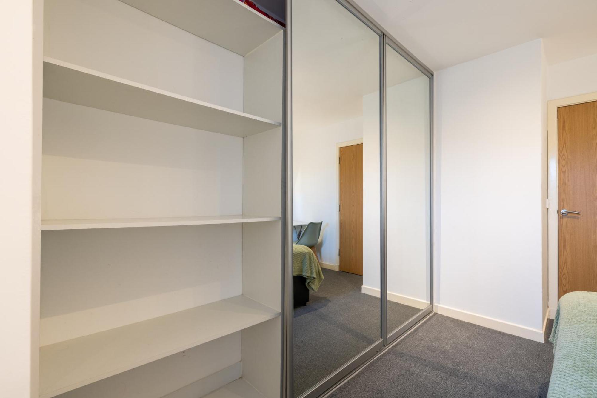 Dundee City Centre Apartment - 3 Bedrooms Sleeps 6 Dundee