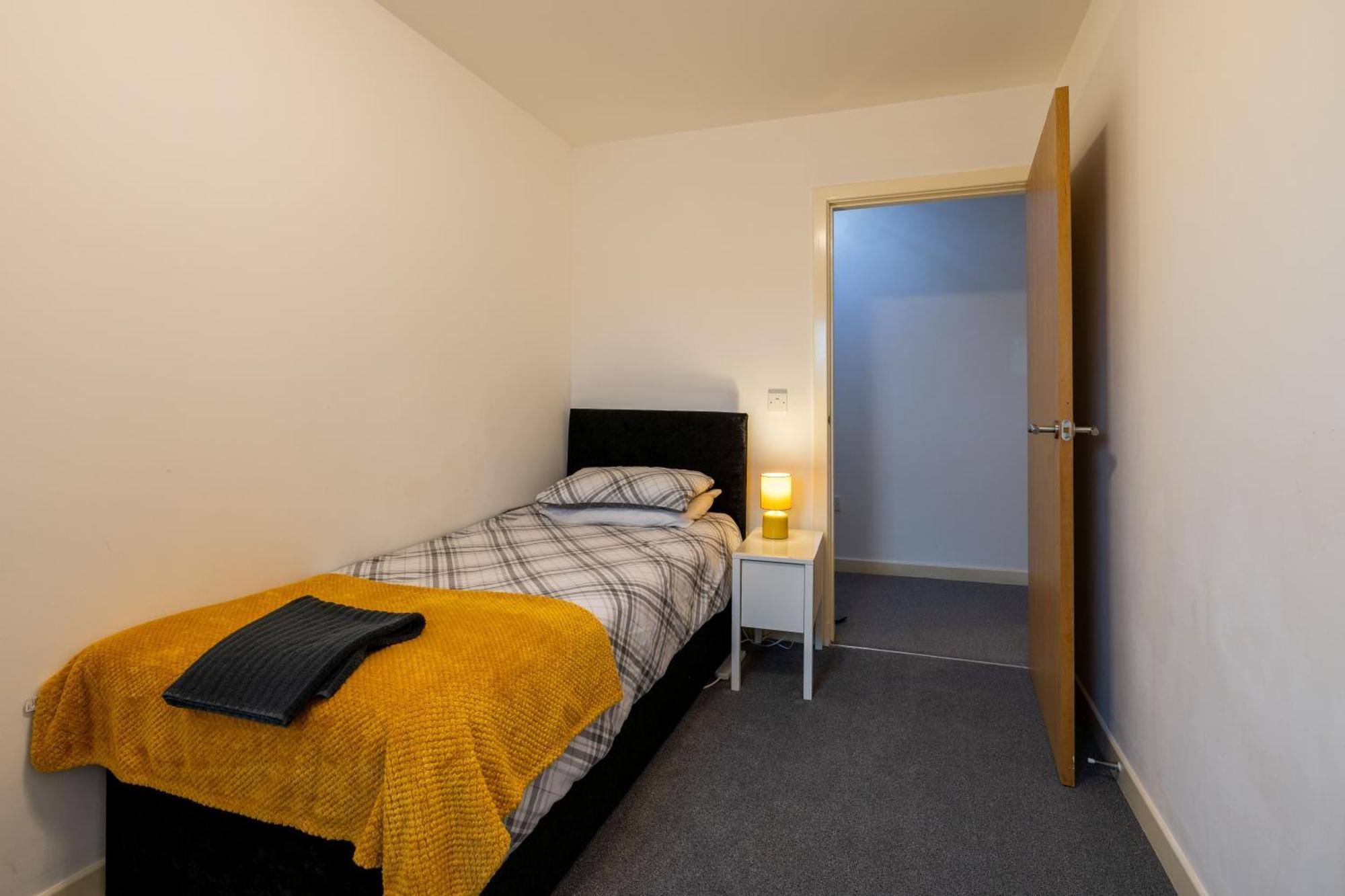 Dundee City Centre Apartment - 3 Bedrooms Sleeps 6 Apartment *