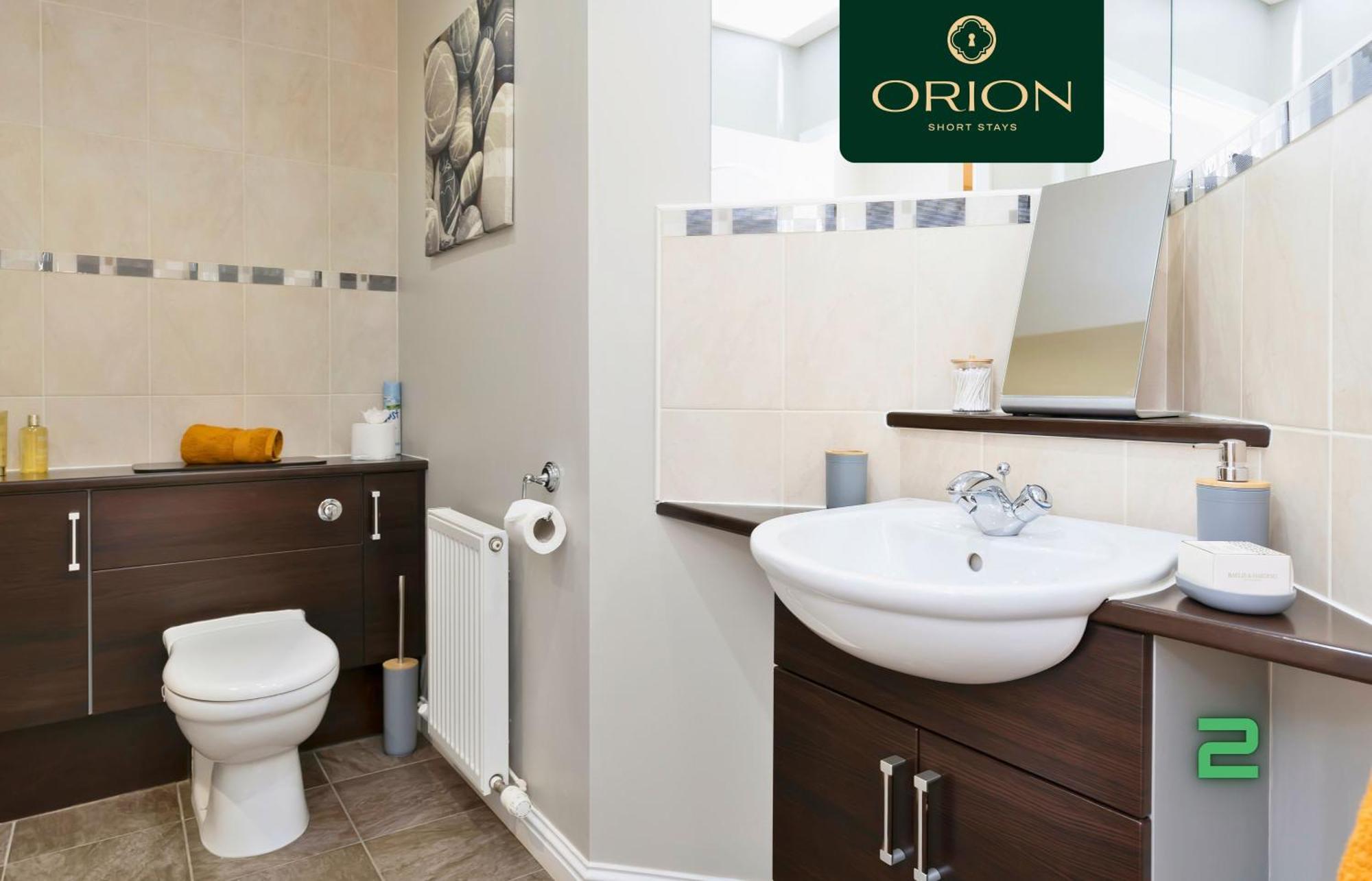 Luxe Townhouse - 4 Rooms, Fully Equipped, Hot-tub, Games Room, Ev Power Point, Centrally Located, Newly Renovated, Longer And Reduced Prices Only By Visiting Orion Short Villa *