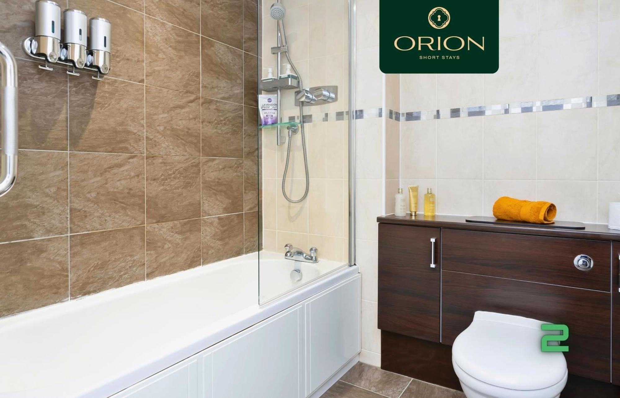Luxe Townhouse - 4 Rooms, Fully Equipped, Hot-tub, Games Room, Ev Power Point, Centrally Located, Newly Renovated, Longer And Reduced Prices Only By Visiting Orion Short