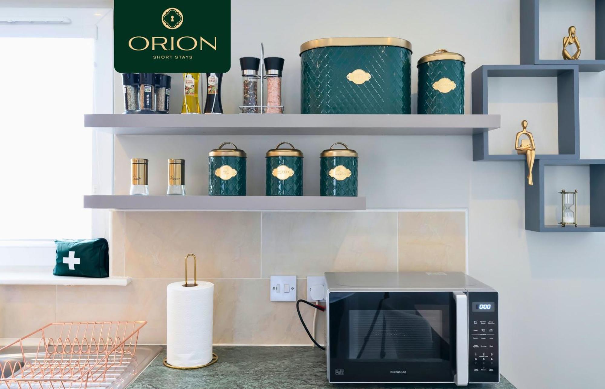 Luxe Townhouse - 4 Rooms, Fully Equipped, Hot-tub, Games Room, Ev Power Point, Centrally Located, Newly Renovated, Longer And Reduced Prices Only By Visiting Orion Short Villa