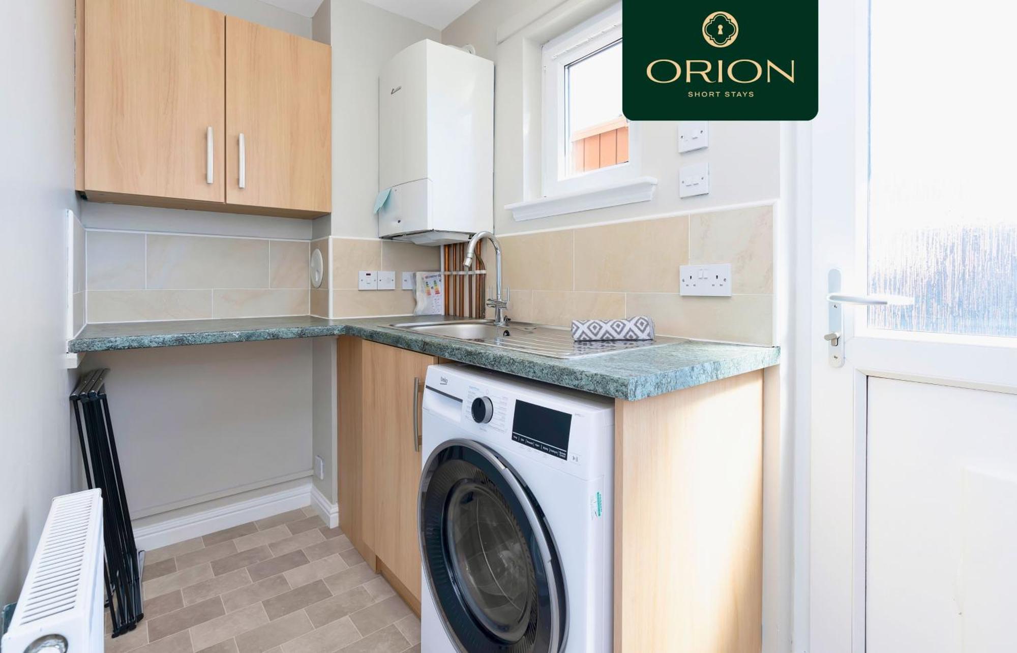 Luxe Townhouse - 4 Rooms, Fully Equipped, Hot-tub, Games Room, Ev Power Point, Centrally Located, Newly Renovated, Longer And Reduced Prices Only By Visiting Orion Short Villa