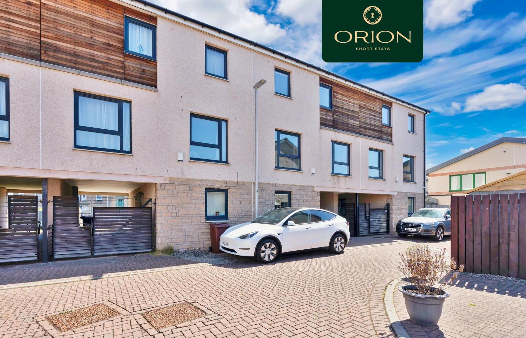 Luxe Townhouse - 4 Rooms, Fully Equipped, Hot-tub, Games Room, Ev Power Point, Centrally Located, Newly Renovated, Longer And Reduced Prices Only By Visiting Orion Short Villa *