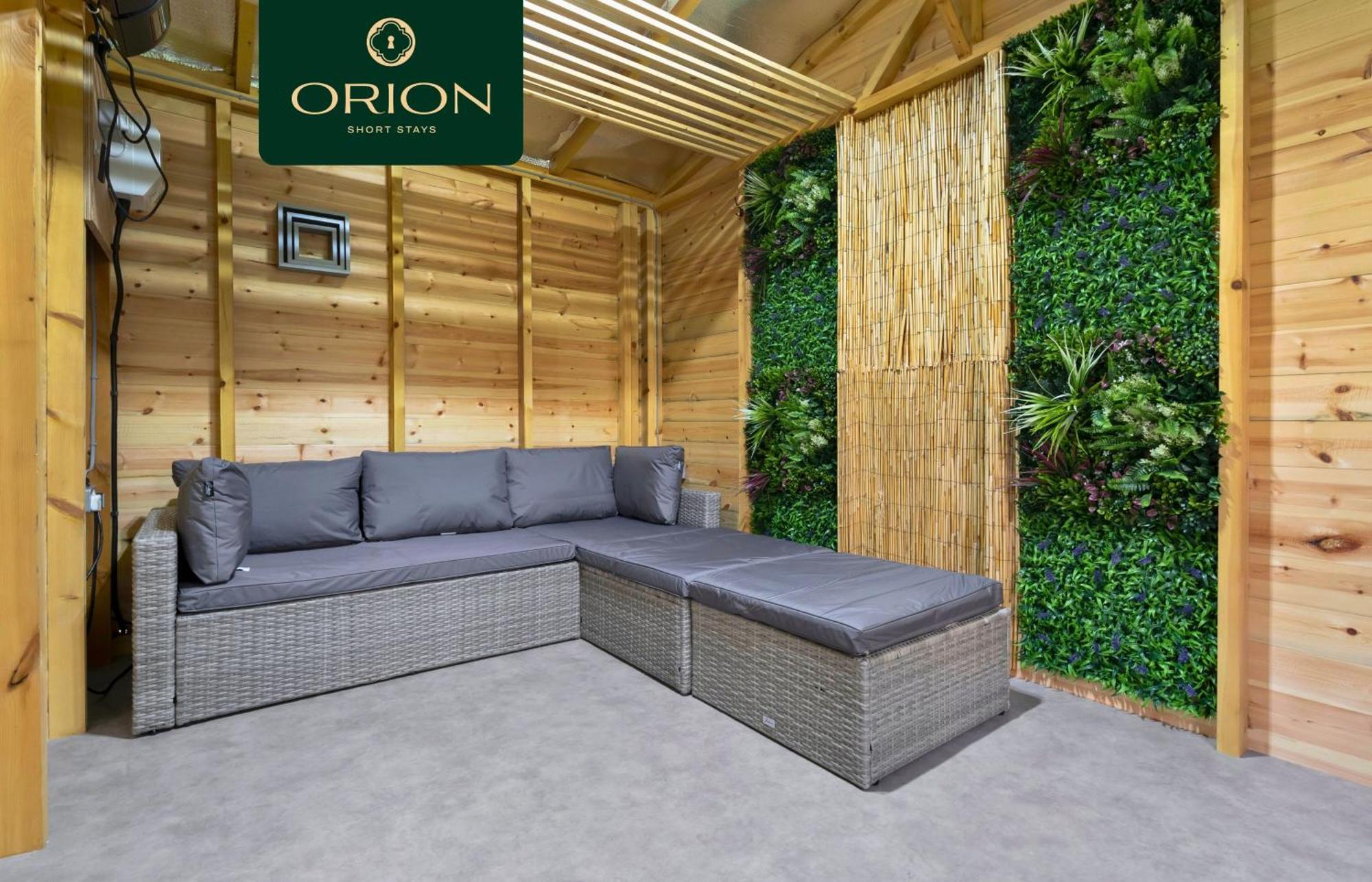Luxe Townhouse - 4 Rooms, Fully Equipped, Hot-tub, Games Room, Ev Power Point, Centrally Located, Newly Renovated, Longer And Reduced Prices Only By Visiting Orion Short *