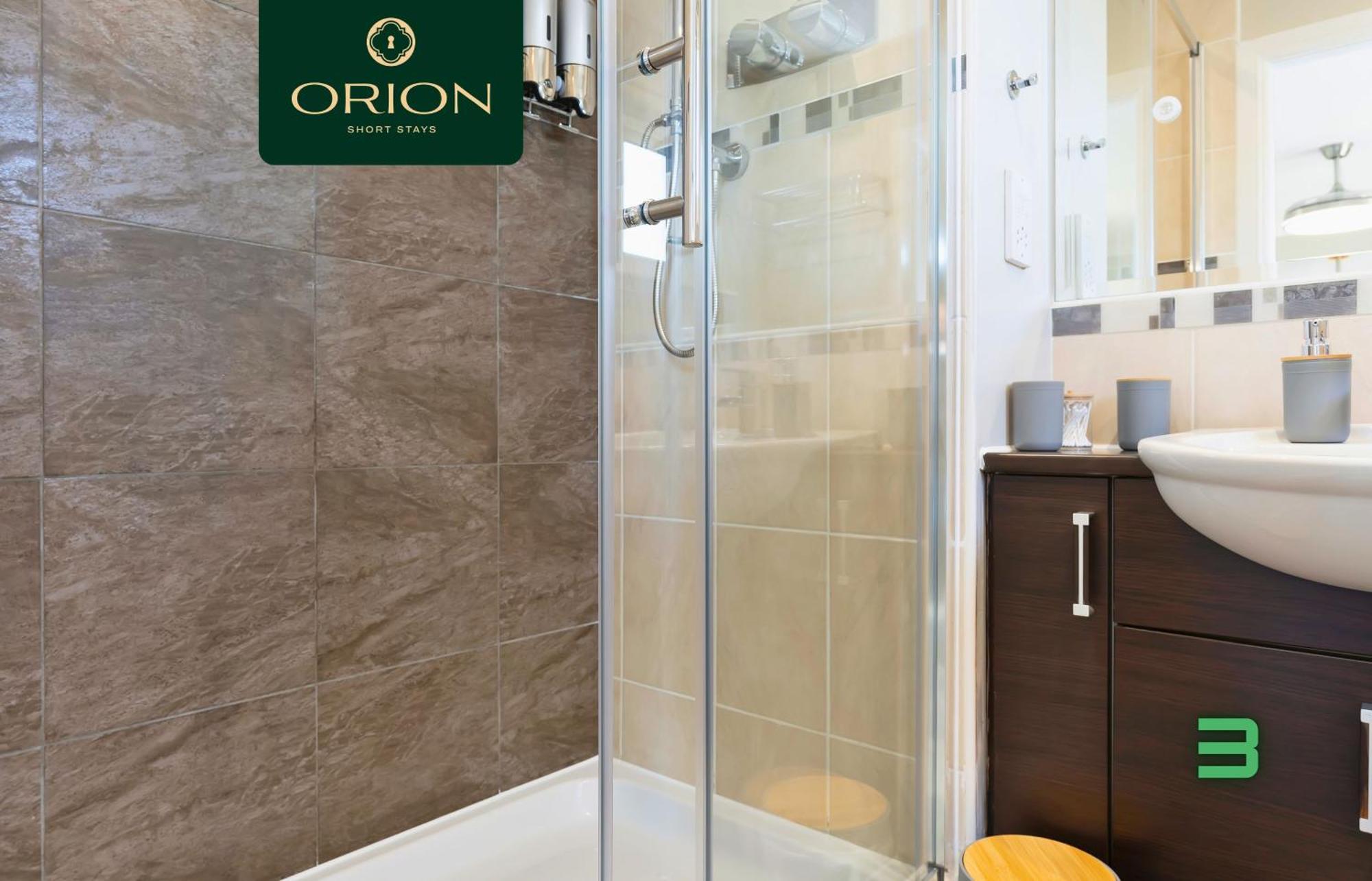 Villa Luxe Townhouse - 4 Rooms, Fully Equipped, Hot-tub, Games Room, Ev Power Point, Centrally Located, Newly Renovated, Longer And Reduced Prices Only By Visiting Orion Short *