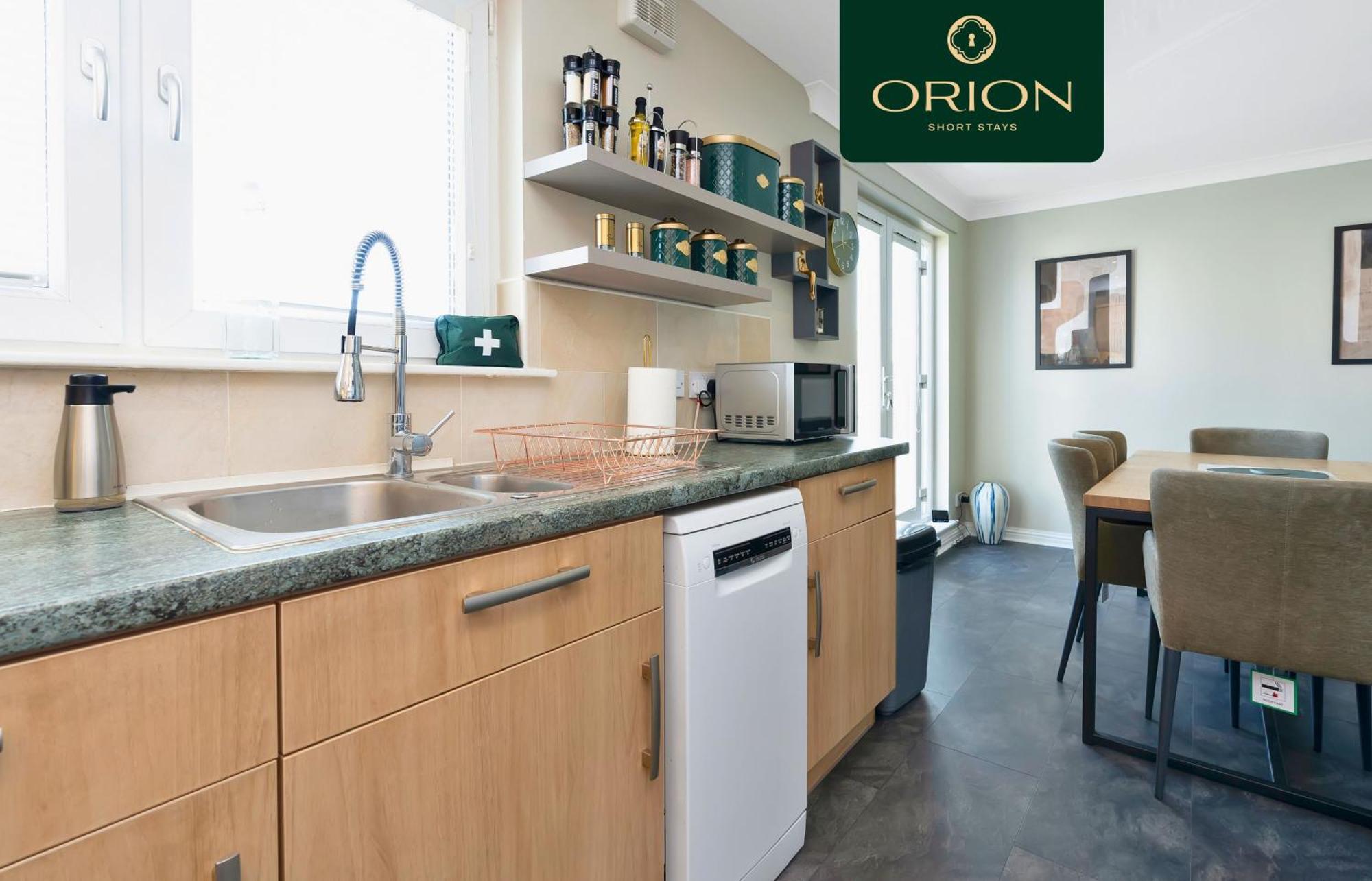 Villa Luxe Townhouse - 4 Rooms, Fully Equipped, Hot-tub, Games Room, Ev Power Point, Centrally Located, Newly Renovated, Longer And Reduced Prices Only By Visiting Orion Short Dundee