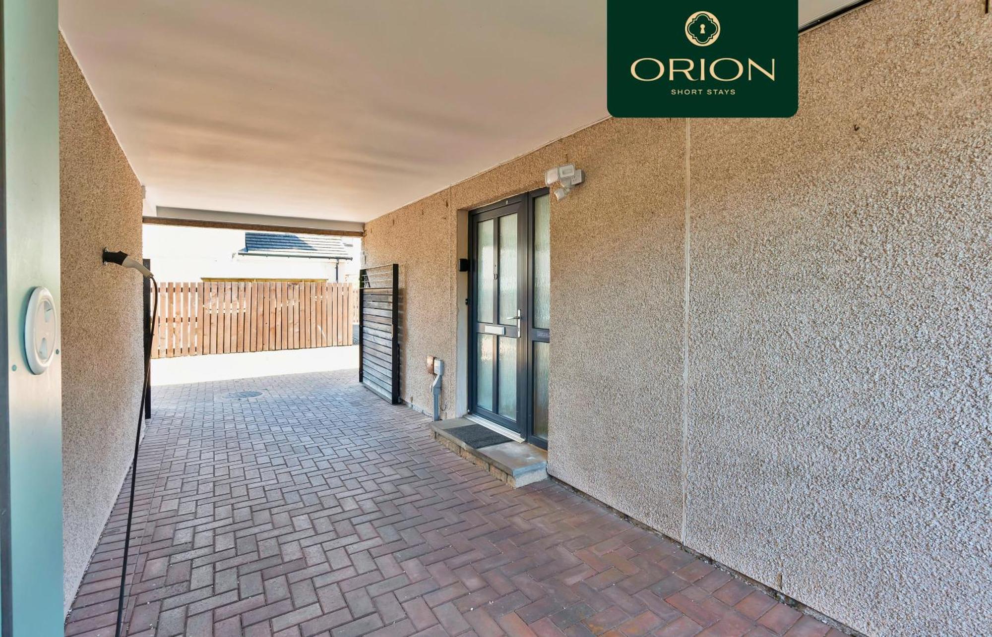 Luxe Townhouse - 4 Rooms, Fully Equipped, Hot-tub, Games Room, Ev Power Point, Centrally Located, Newly Renovated, Longer And Reduced Prices Only By Visiting Orion Short *