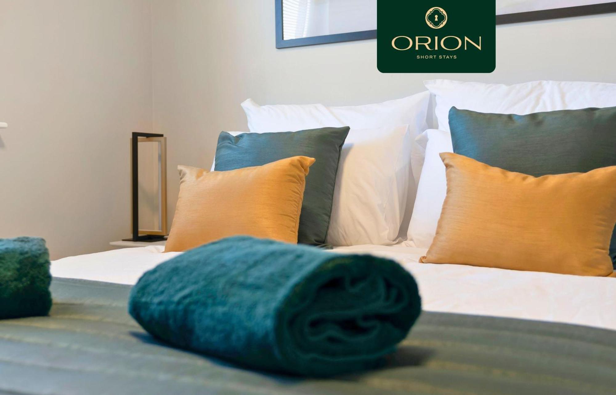 Villa Luxe Townhouse - 4 Rooms, Fully Equipped, Hot-tub, Games Room, Ev Power Point, Centrally Located, Newly Renovated, Longer And Reduced Prices Only By Visiting Orion Short