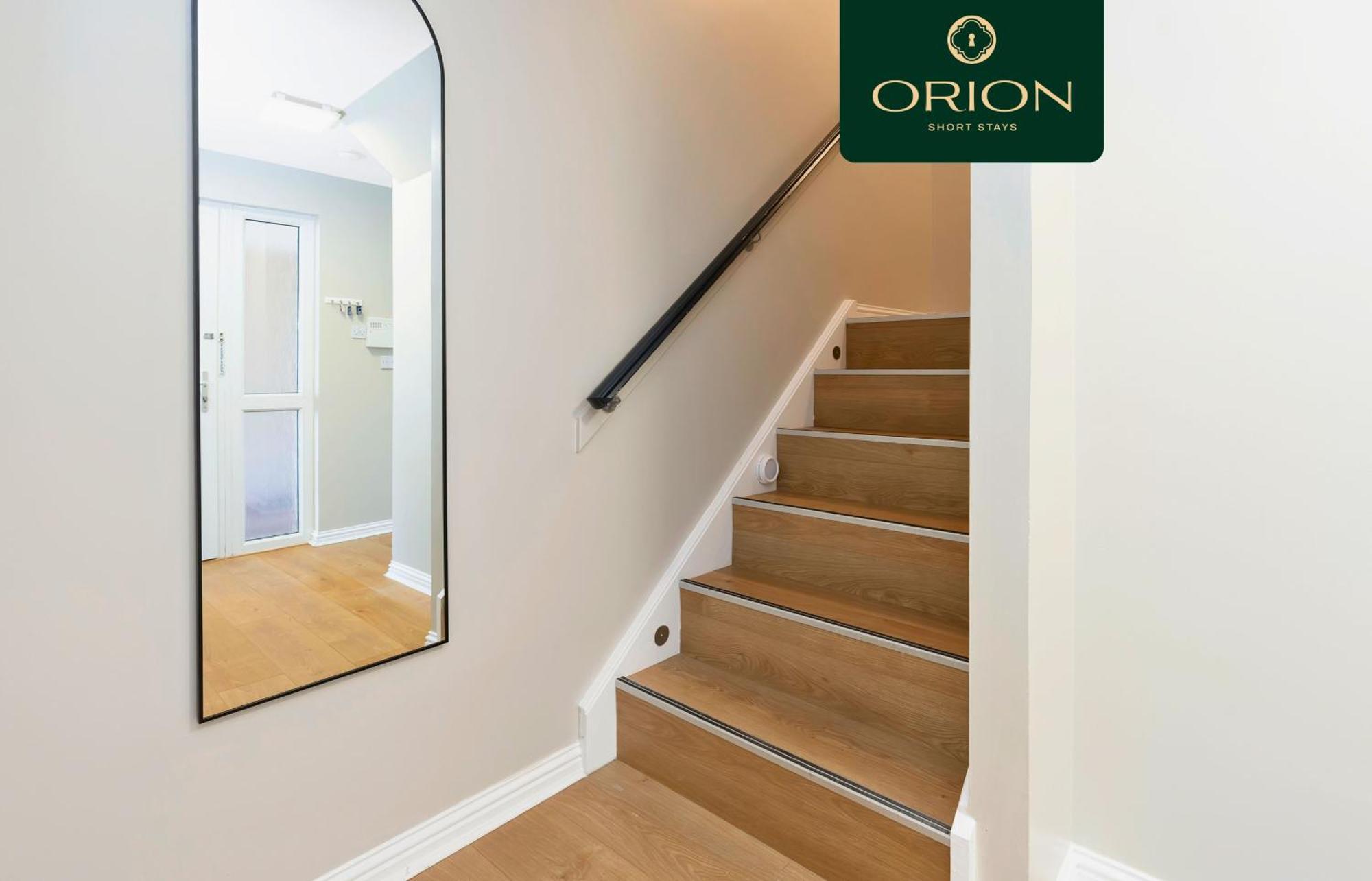 Villa Luxe Townhouse - 4 Rooms, Fully Equipped, Hot-tub, Games Room, Ev Power Point, Centrally Located, Newly Renovated, Longer And Reduced Prices Only By Visiting Orion Short *