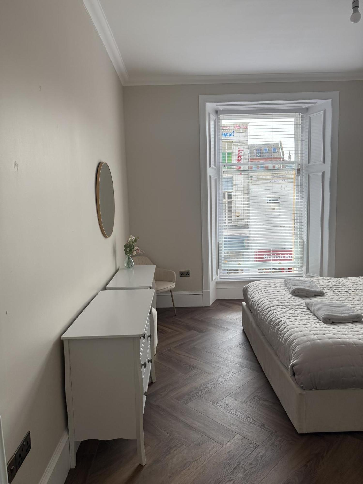 Seagate Apartment *