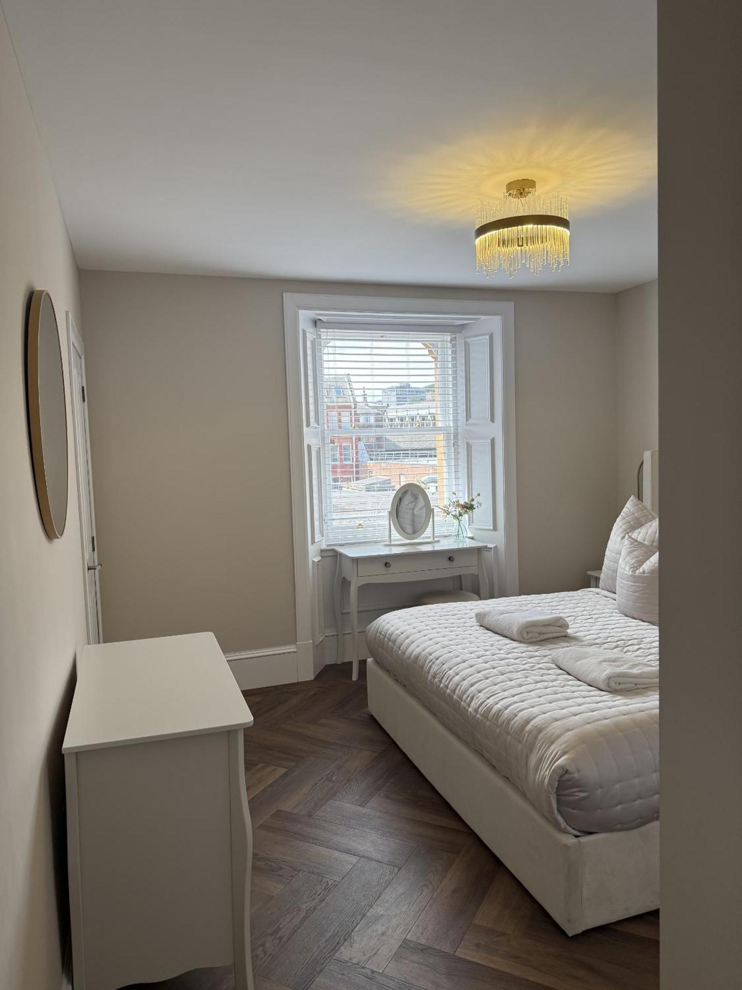 Seagate Apartment *