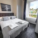 ☆ Bright, 2 Bedroom West End Apartment ☆