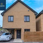 L2 - Stunning 4 Bed House With 6 Beds And 3 Bathrooms, Tvs In Each Room, Free Parking, Fully Equipped, Local Amenities, Easy Ring Road Access, Special Rates And Price Match Gaurantee Ask Sunrise Short Lets