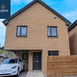 L2 - Stunning 4 Bed House With 6 Beds And 3 Bathrooms, Tvs In Each Room, Free Parking, Fully Equipped, Local Amenities, Easy Ring Road Access, Special Rates And Price Match Gaurantee Ask Sunrise Short Lets
