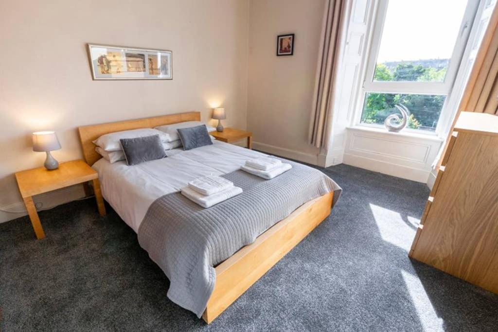 ☆ Bright, 2 Bedroom West End ☆