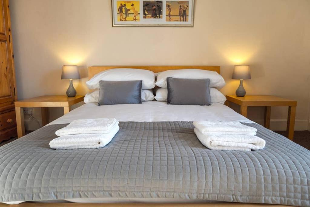 ☆ Bright, 2 Bedroom West End ☆