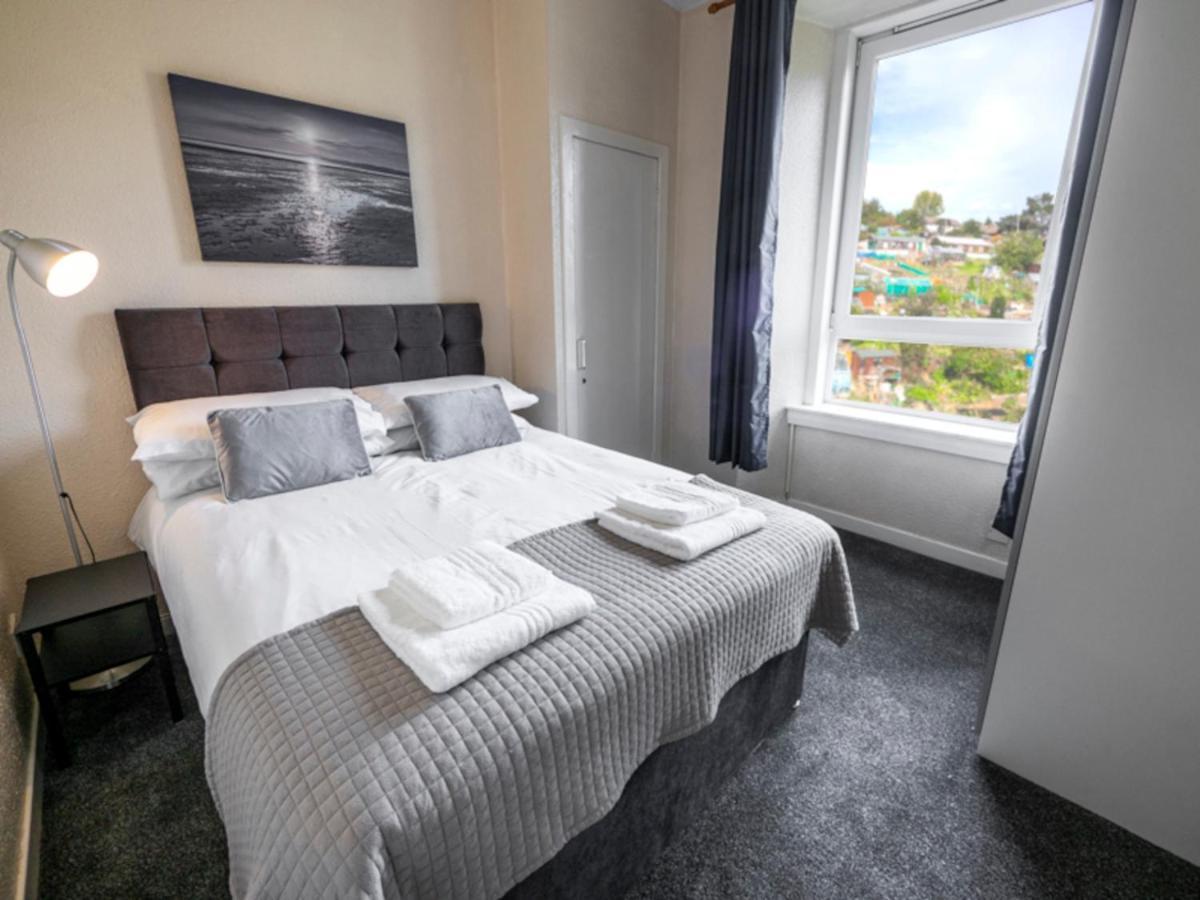 Apartment ☆ Bright, 2 Bedroom West End ☆