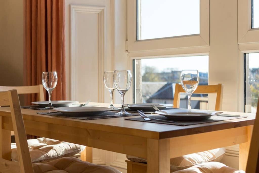 Apartment ☆ Bright, 2 Bedroom West End ☆ Dundee