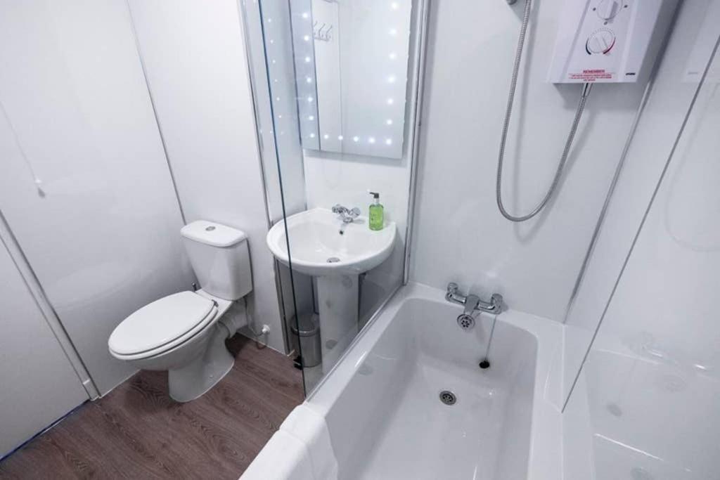 ☆ Bright, 2 Bedroom West End ☆ Apartment