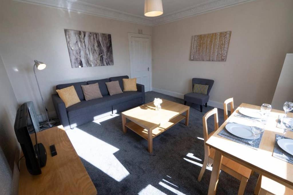 ☆ Bright, 2 Bedroom West End ☆ *