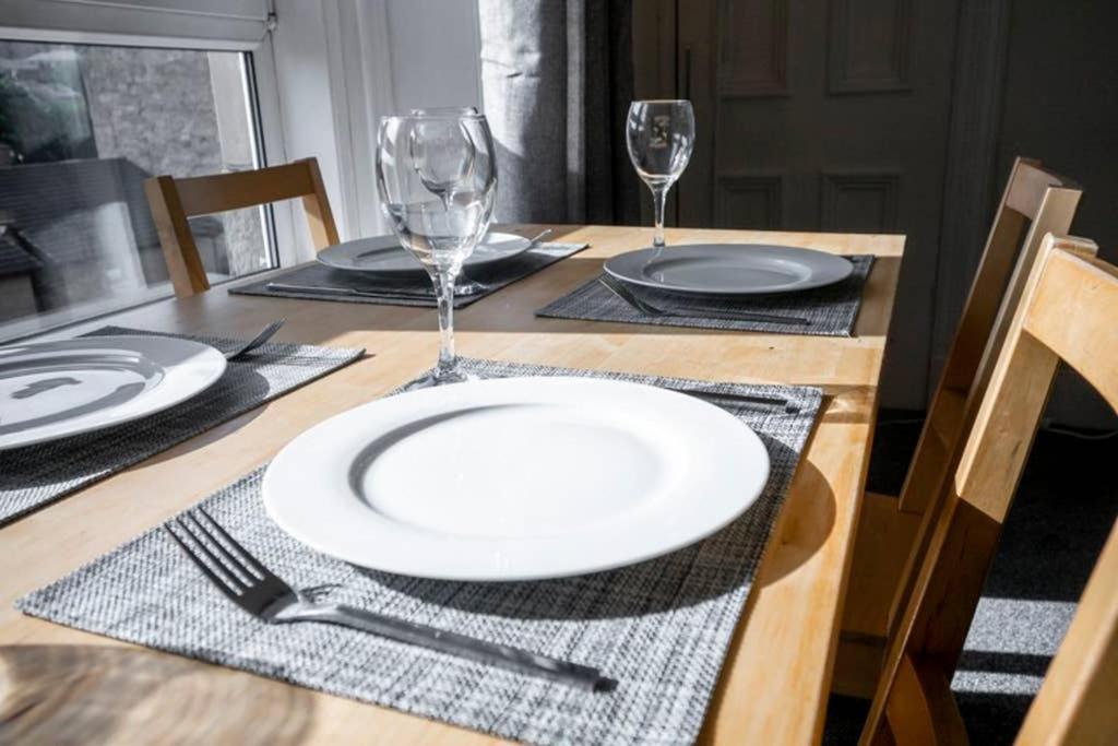 ☆ Bright, 2 Bedroom West End ☆ *