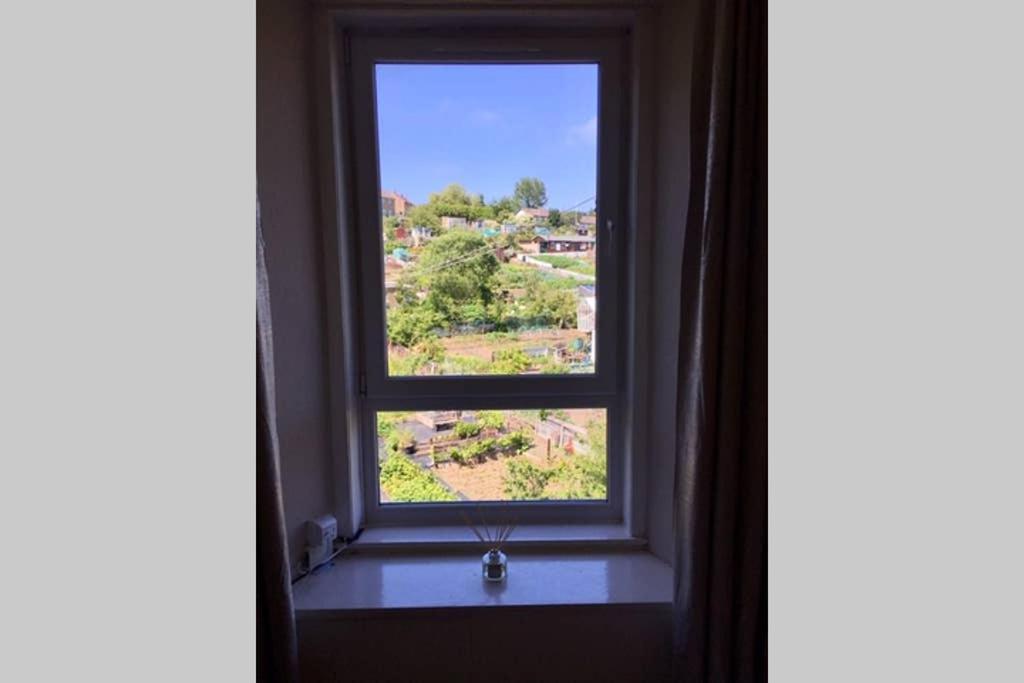 ☆ Bright, 2 Bedroom West End ☆ * Dundee