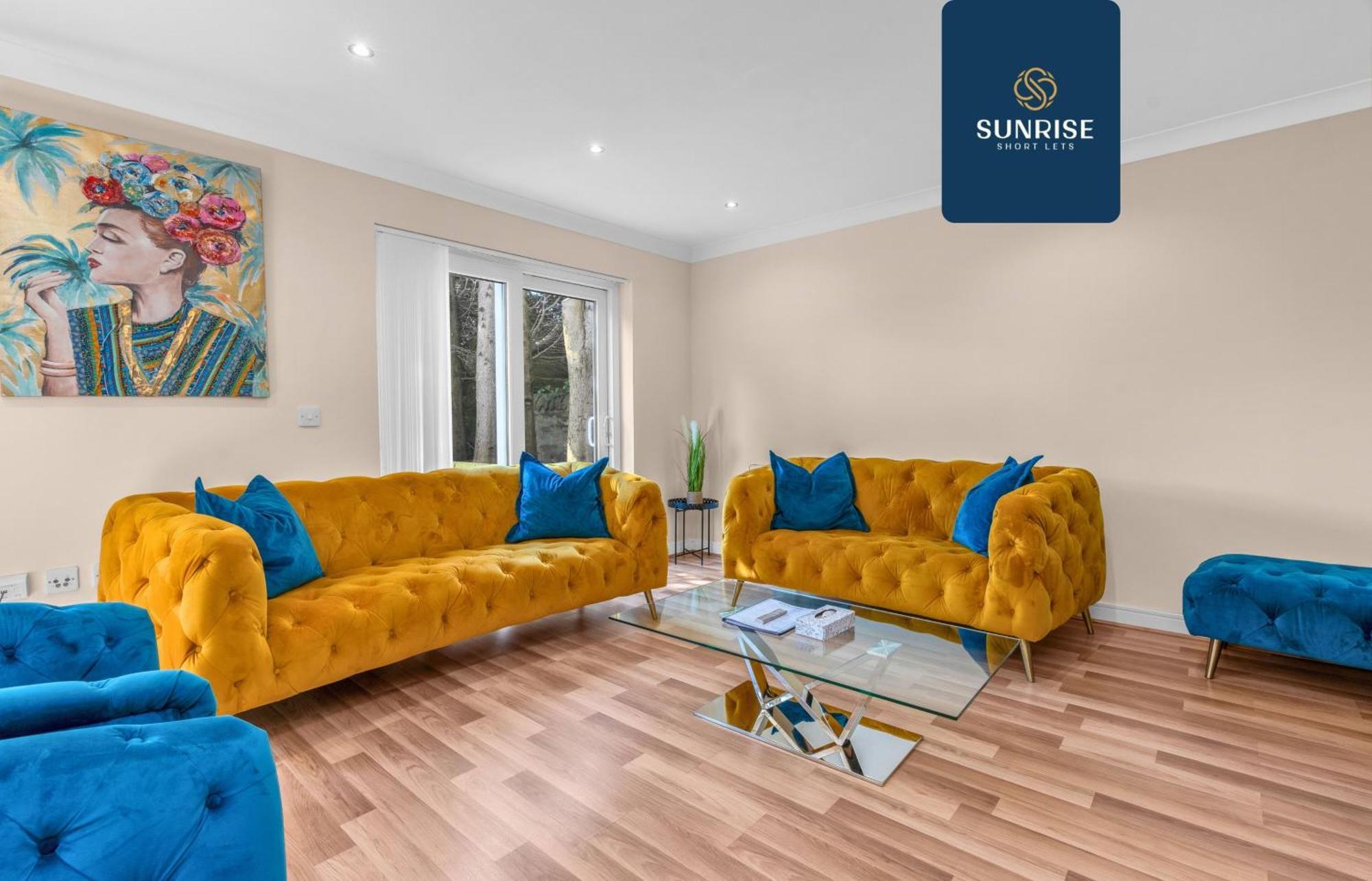 Muirton House, 4 Bed House, 4 Car Driveway, 2 Bathrooms, Smart Tvs In Every Room, Fully Equipped Kitchen, Large Dining And Living Space, Rear Garden, Free Wifi, Mid To Long Stay Rates Available And Price Match Gaurantee By Sunrise Short Lets Holiday home Dundee