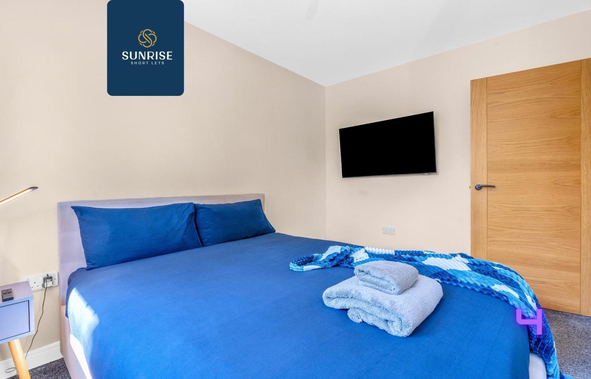 Muirton House, 4 Bed House, 4 Car Driveway, 2 Bathrooms, Smart Tvs In Every Room, Fully Equipped Kitchen, Large Dining And Living Space, Rear Garden, Free Wifi, Mid To Long Stay Rates Available And Price Match Gaurantee By Sunrise Short Lets Holiday home *