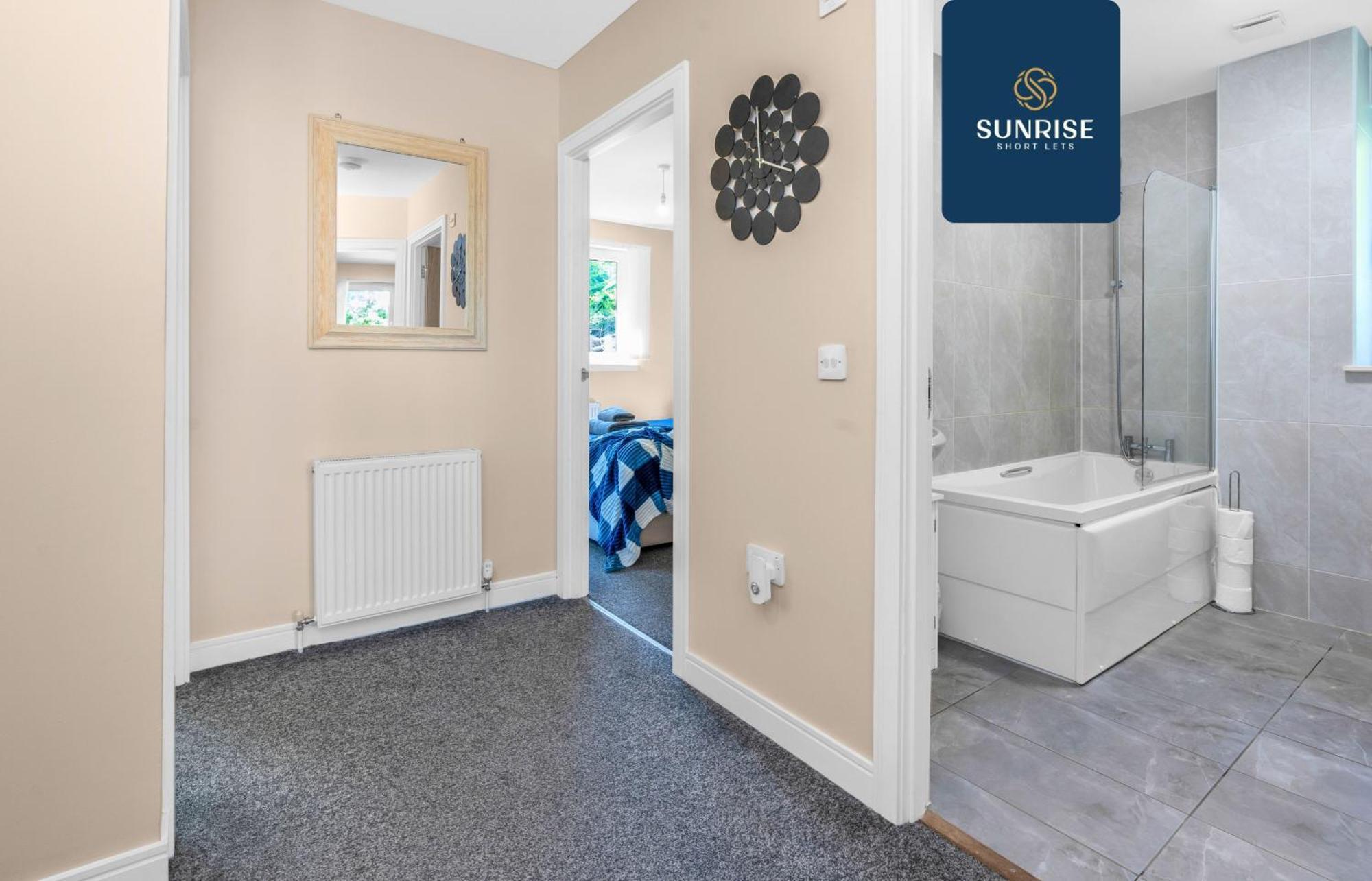 Holiday home Muirton House, 4 Bed House, 4 Car Driveway, 2 Bathrooms, Smart Tvs In Every Room, Fully Equipped Kitchen, Large Dining And Living Space, Rear Garden, Free Wifi, Mid To Long Stay Rates Available And Price Match Gaurantee By Sunrise Short Lets *