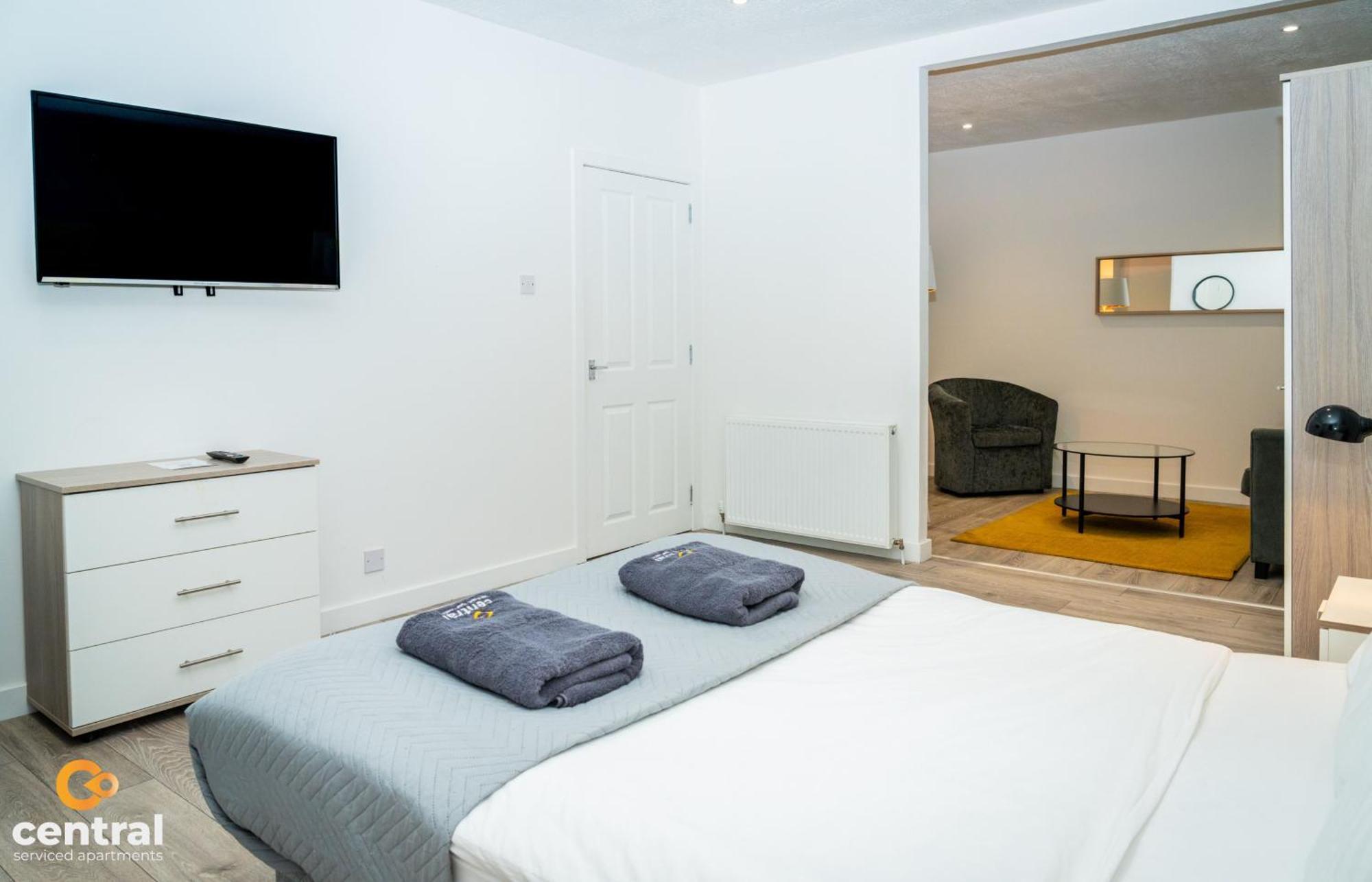Apartment Serviced Apartments: Cozy 2-bedroom Near Centre & Transport