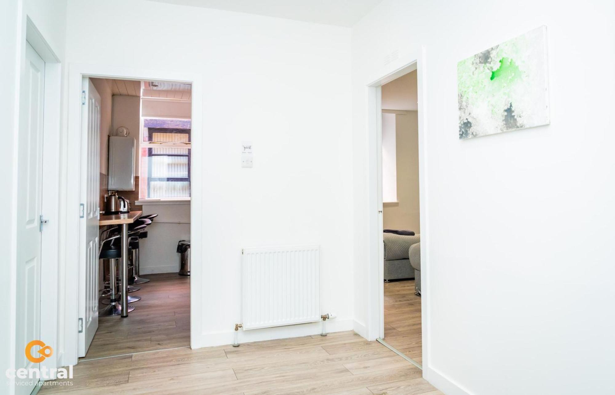 Apartment Serviced Apartments: Cozy 2-bedroom Near Centre & Transport