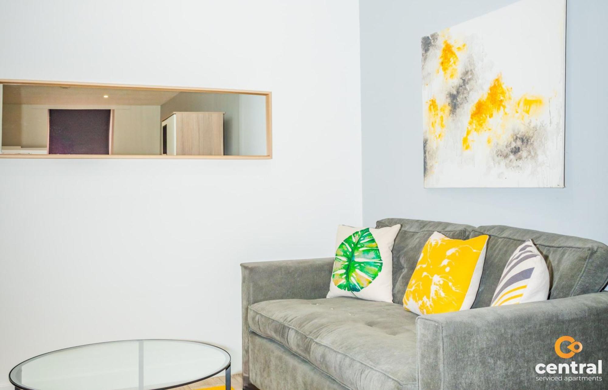 Apartment Serviced Apartments: Cozy 2-bedroom Near Centre & Transport *