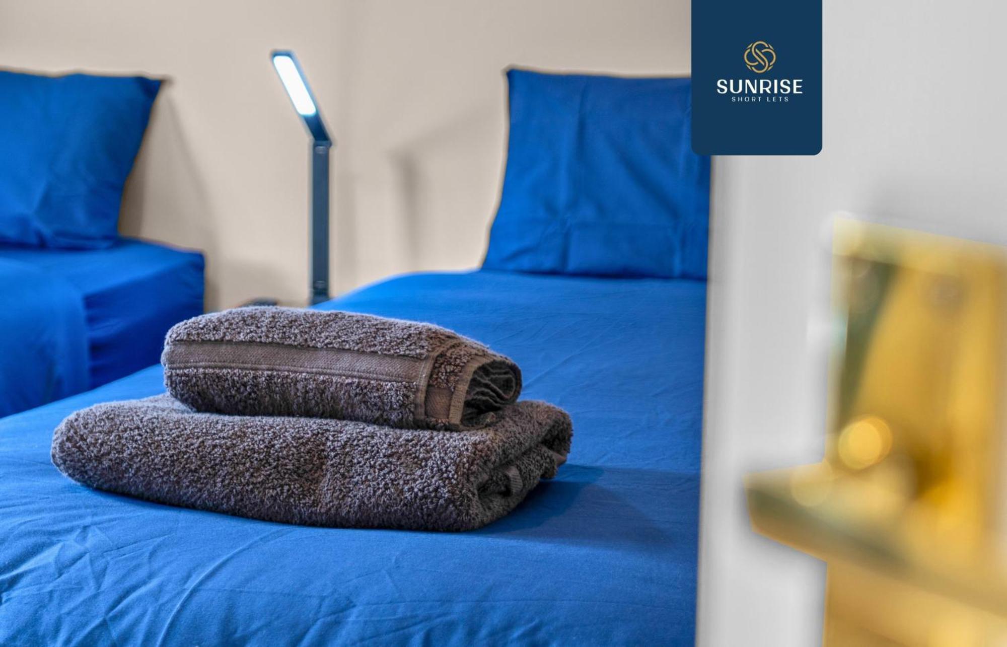 Muirton House 2 - Sleeps 8 Has 4 Twin Bedrooms With 4 Car Driveway, 2 Bathrooms, Smart Tv, Fully Equipped Kitchen, Large Dining And Living Space, Rear Garden, Free Wifi, Long Stays Welcome, Price Match Gaurantee By Sunrise Short Lets